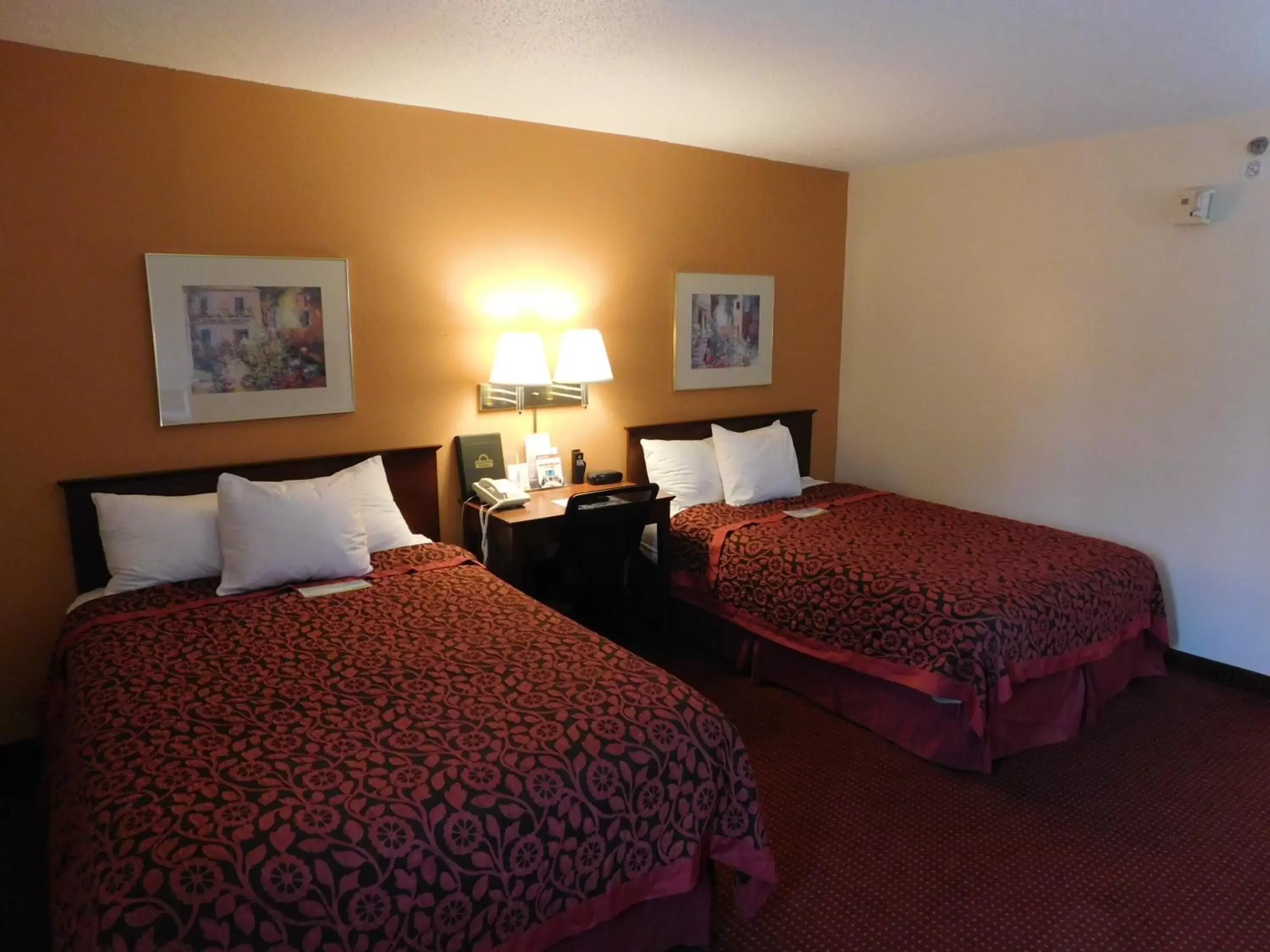 Photo of the whole room, Room Photo in Days Inn & Suites by Wyndham Cedar Rapids