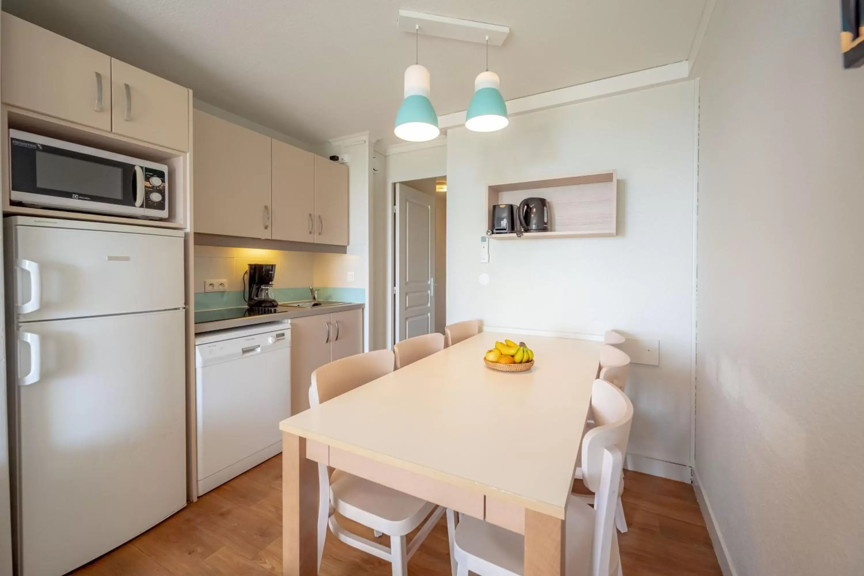 Kitchen or kitchenette, Dining Area in Résidence Pierre & Vacances Cannes Verrerie