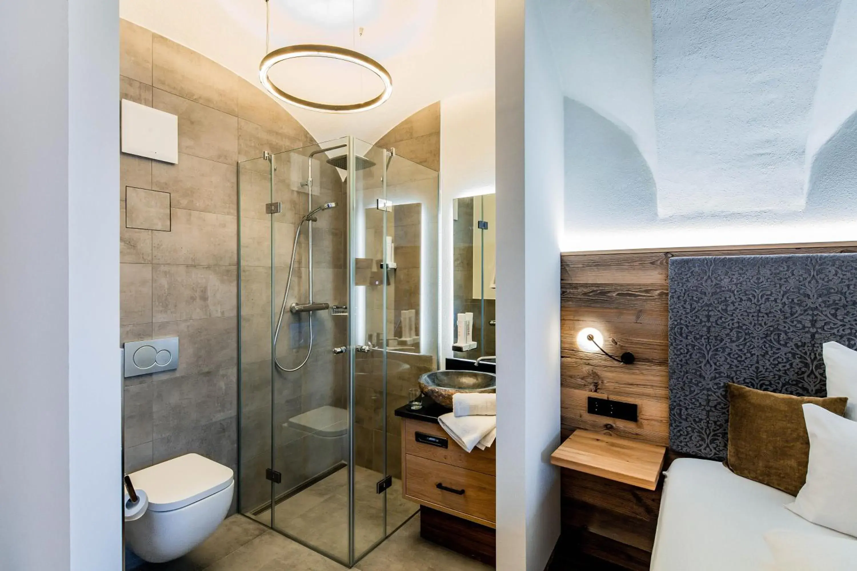 Shower, Bathroom in Hotel Zum Stemplinger Hansl