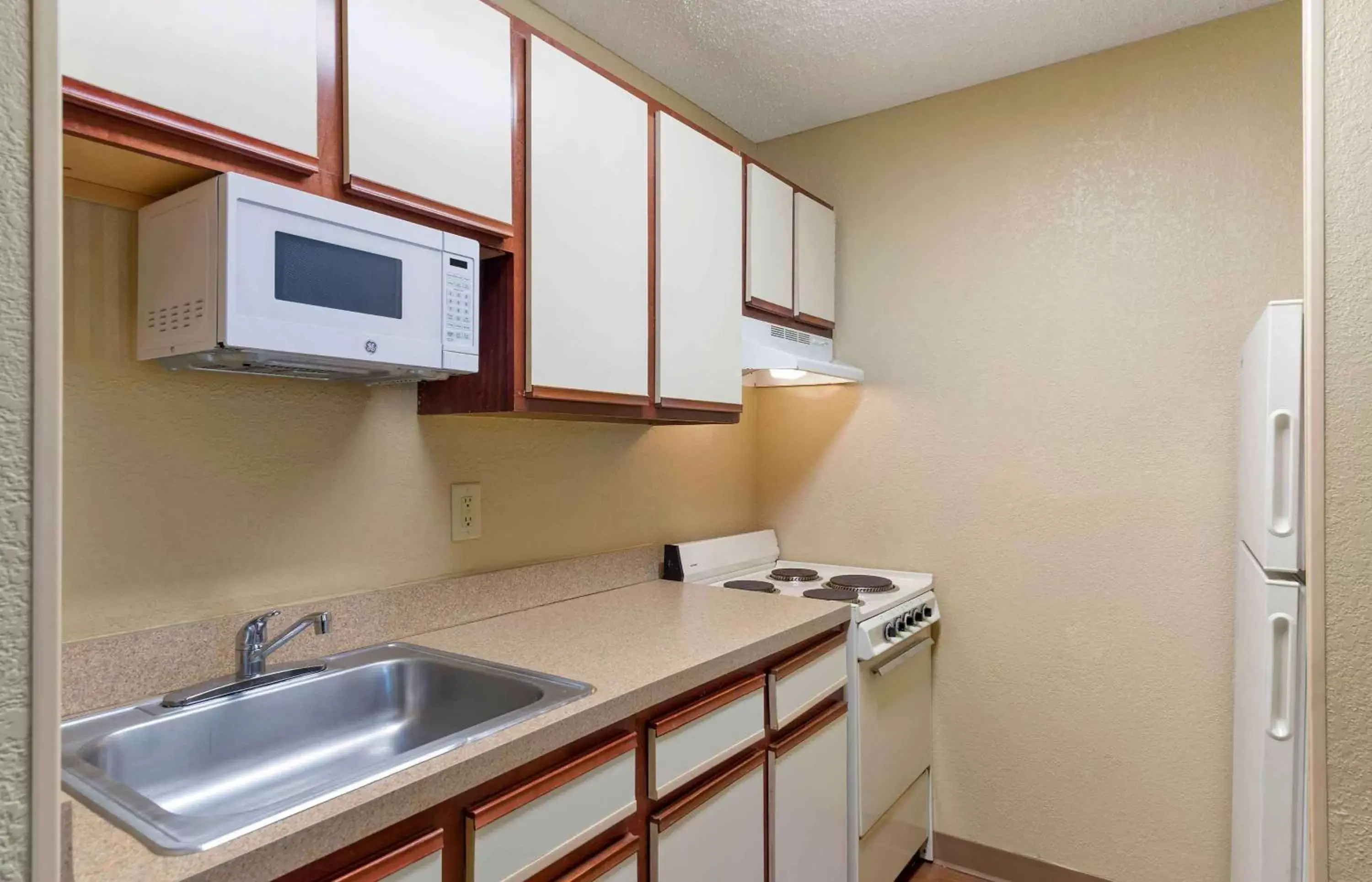 Bedroom, Kitchen/Kitchenette in Extended Stay America Suites - Atlanta - Kennesaw Chastain Rd