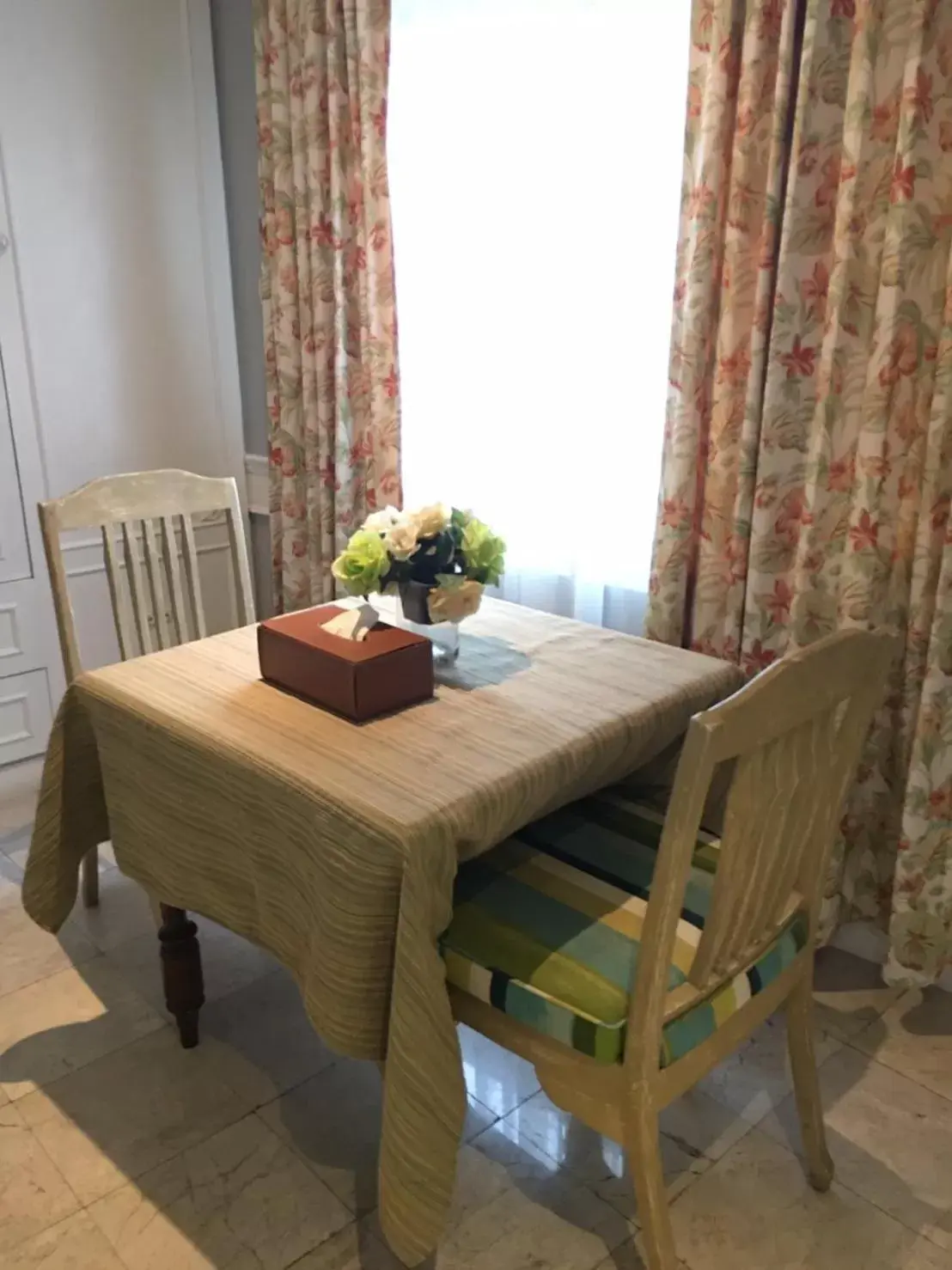 Photo of the whole room, Dining Area in At Pingnakorn Hotel