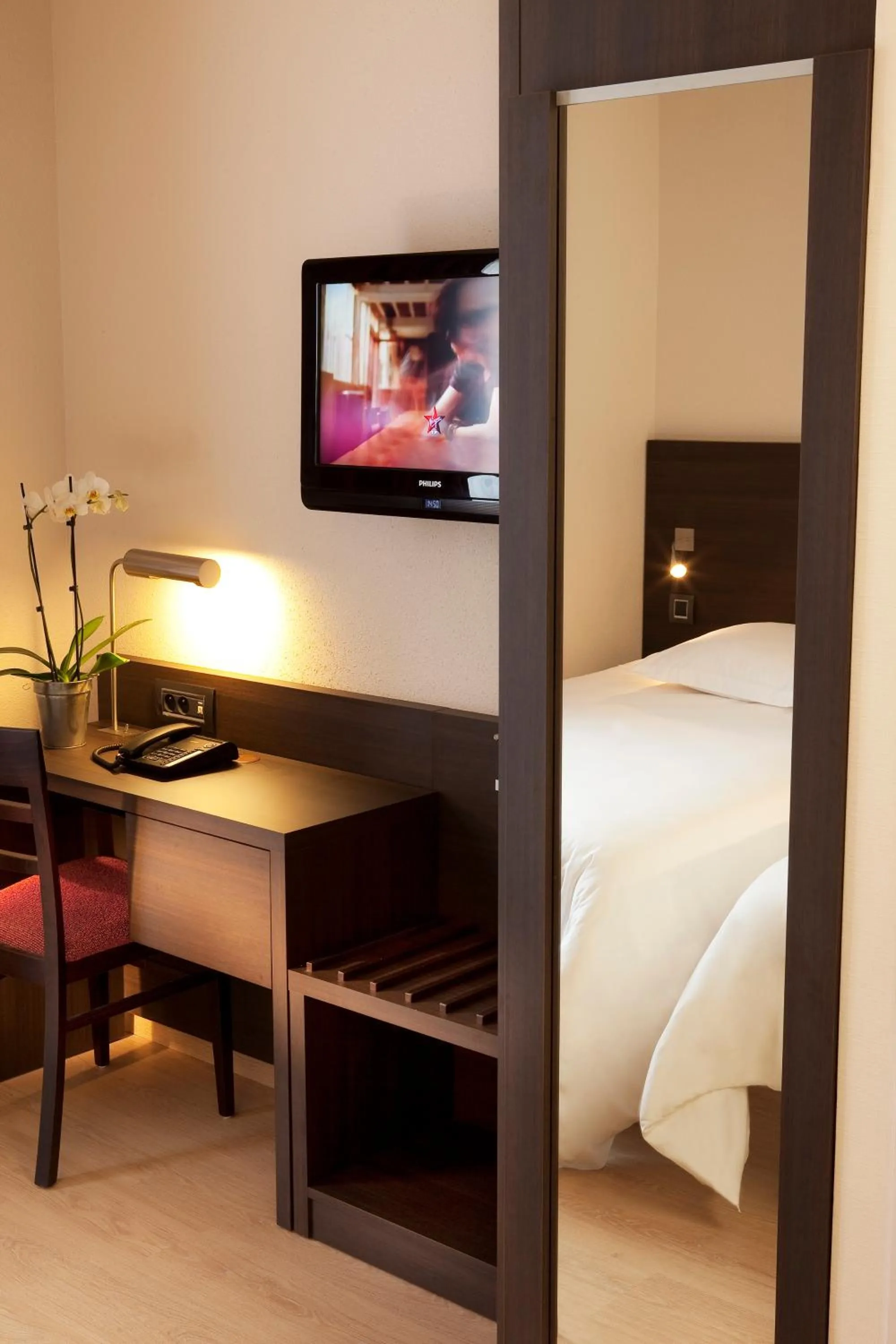 Seating area, Bed in Escale Oceania Aix-en-Provence