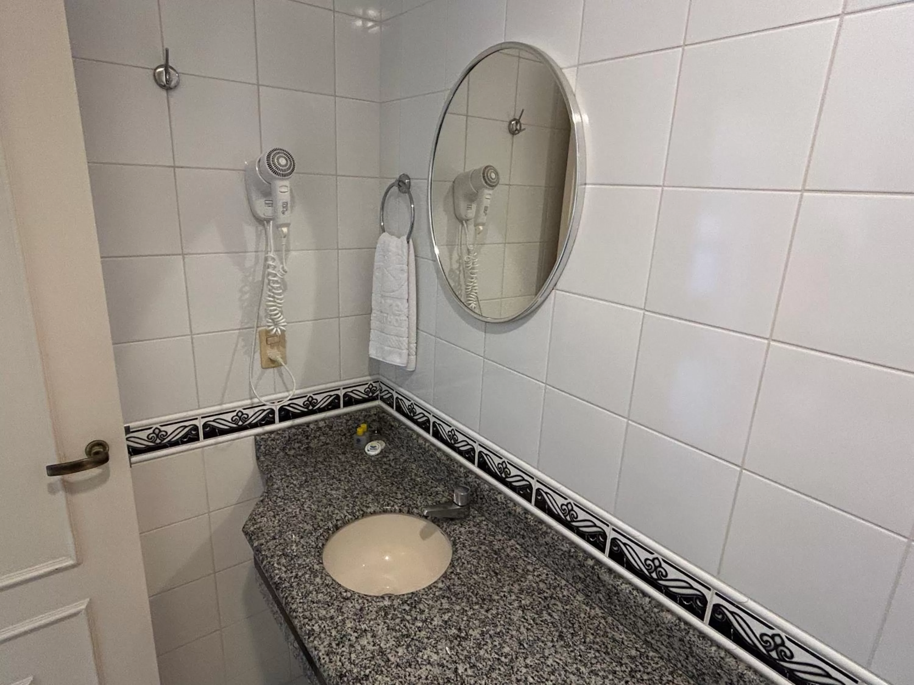 Bathroom in Golfinhos Apart Hotel