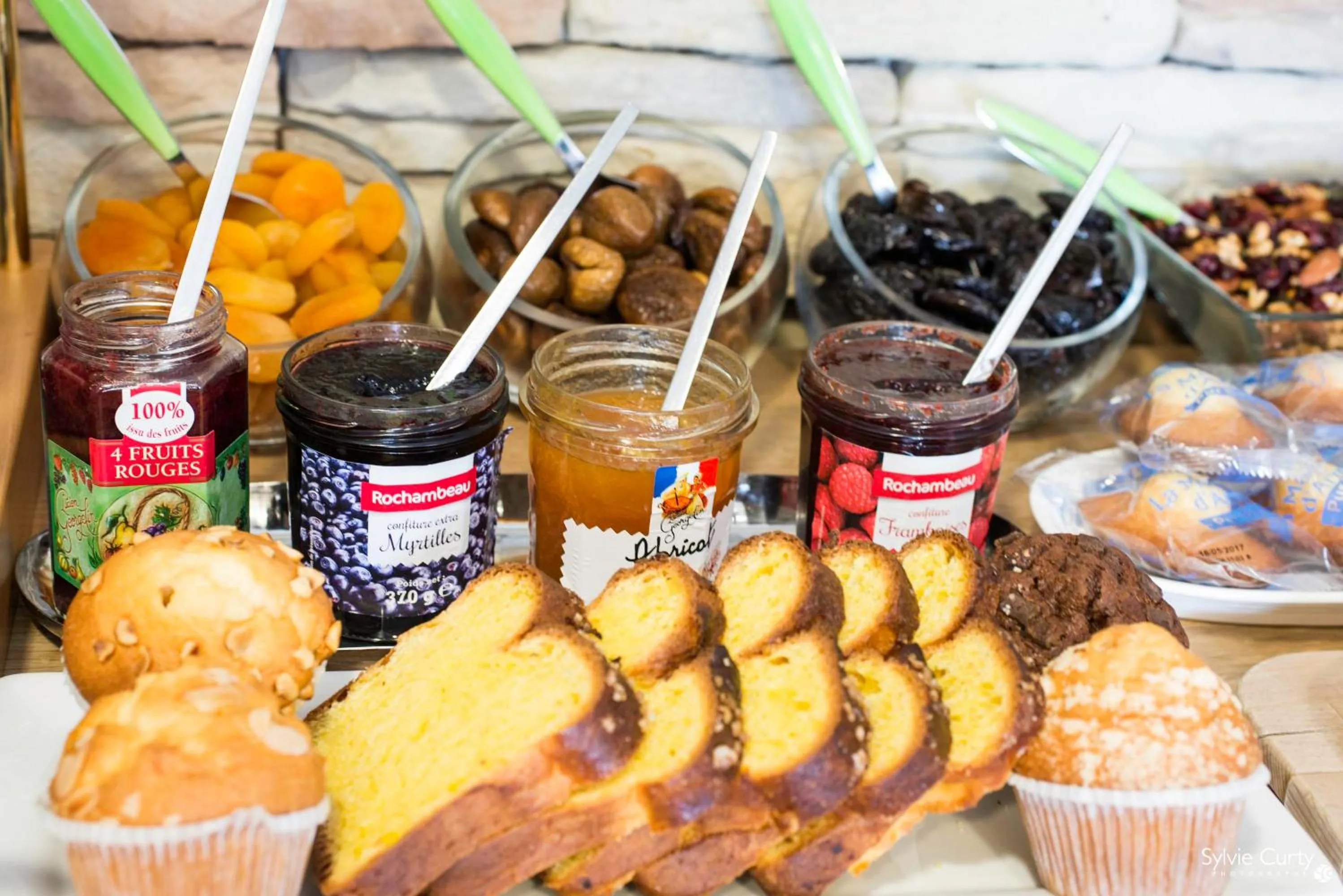 Buffet breakfast in Un Hotel sur le Port