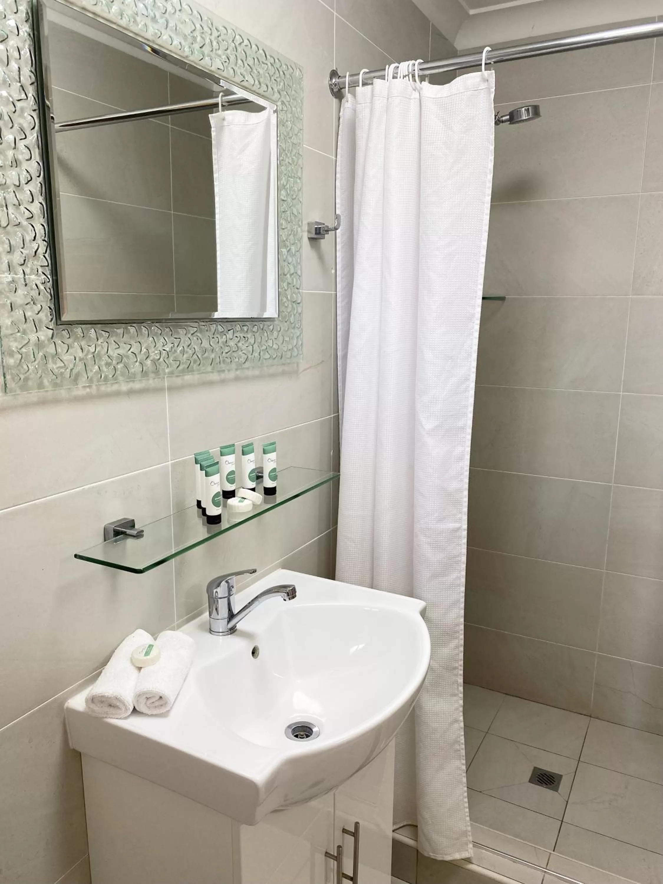 Bathroom in Tallarook Motor Inn