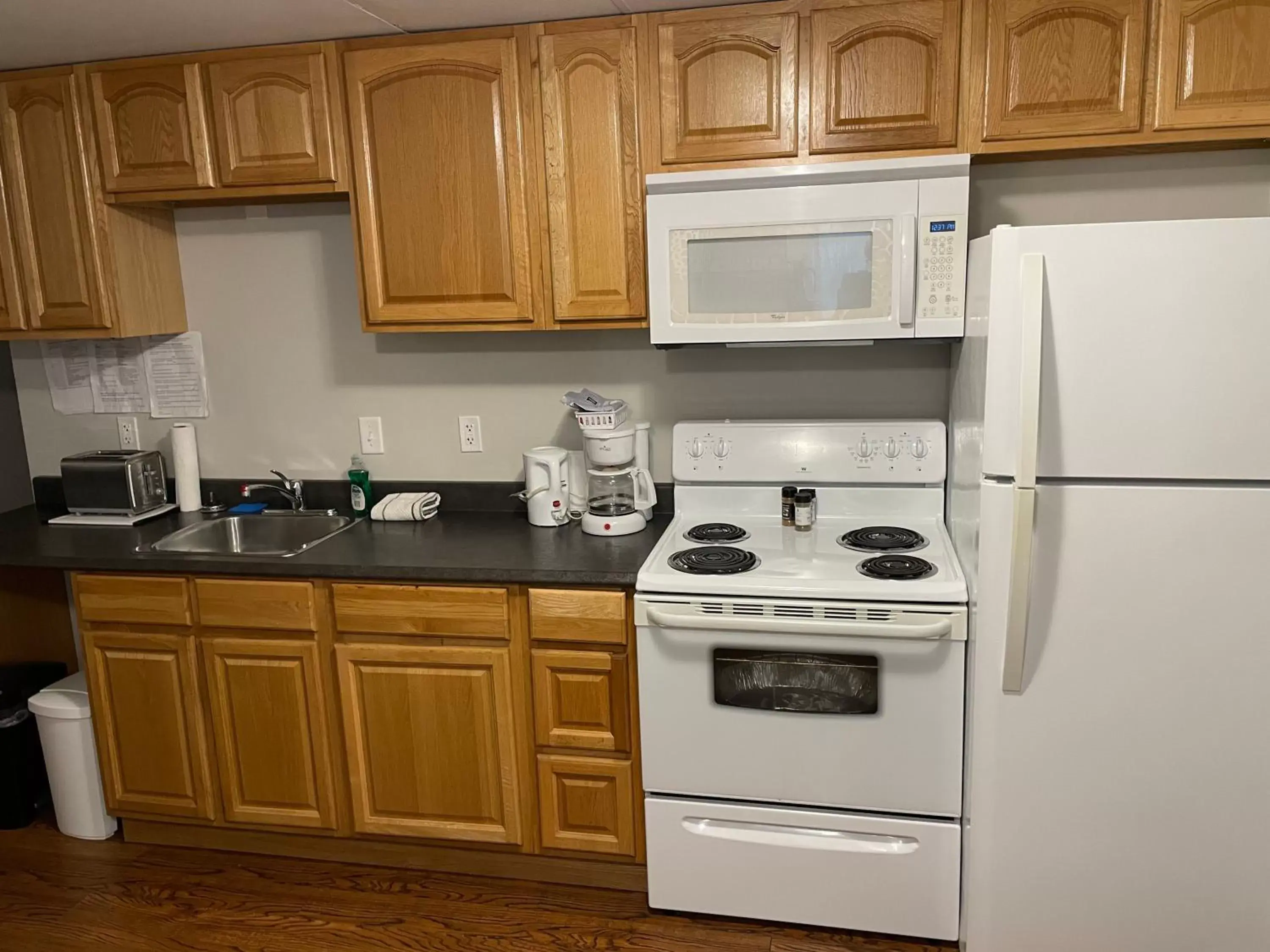 Kitchen/Kitchenette in Rivers End Motel