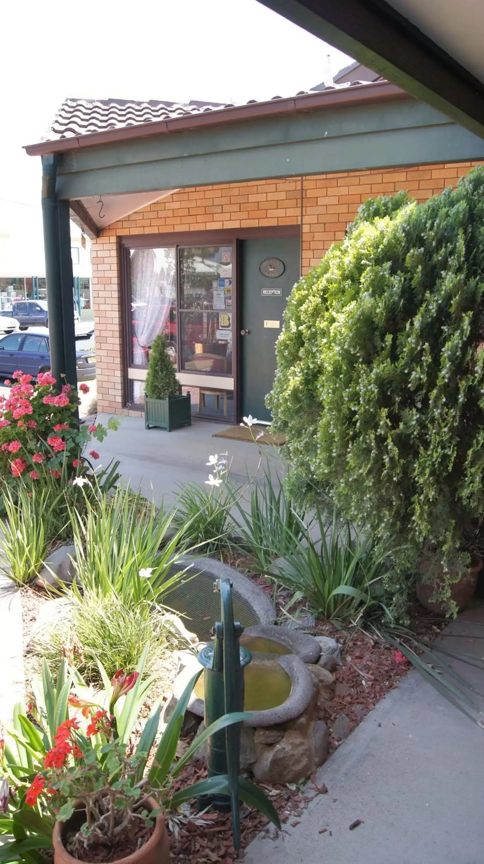 Facade/entrance in Ningana Motel