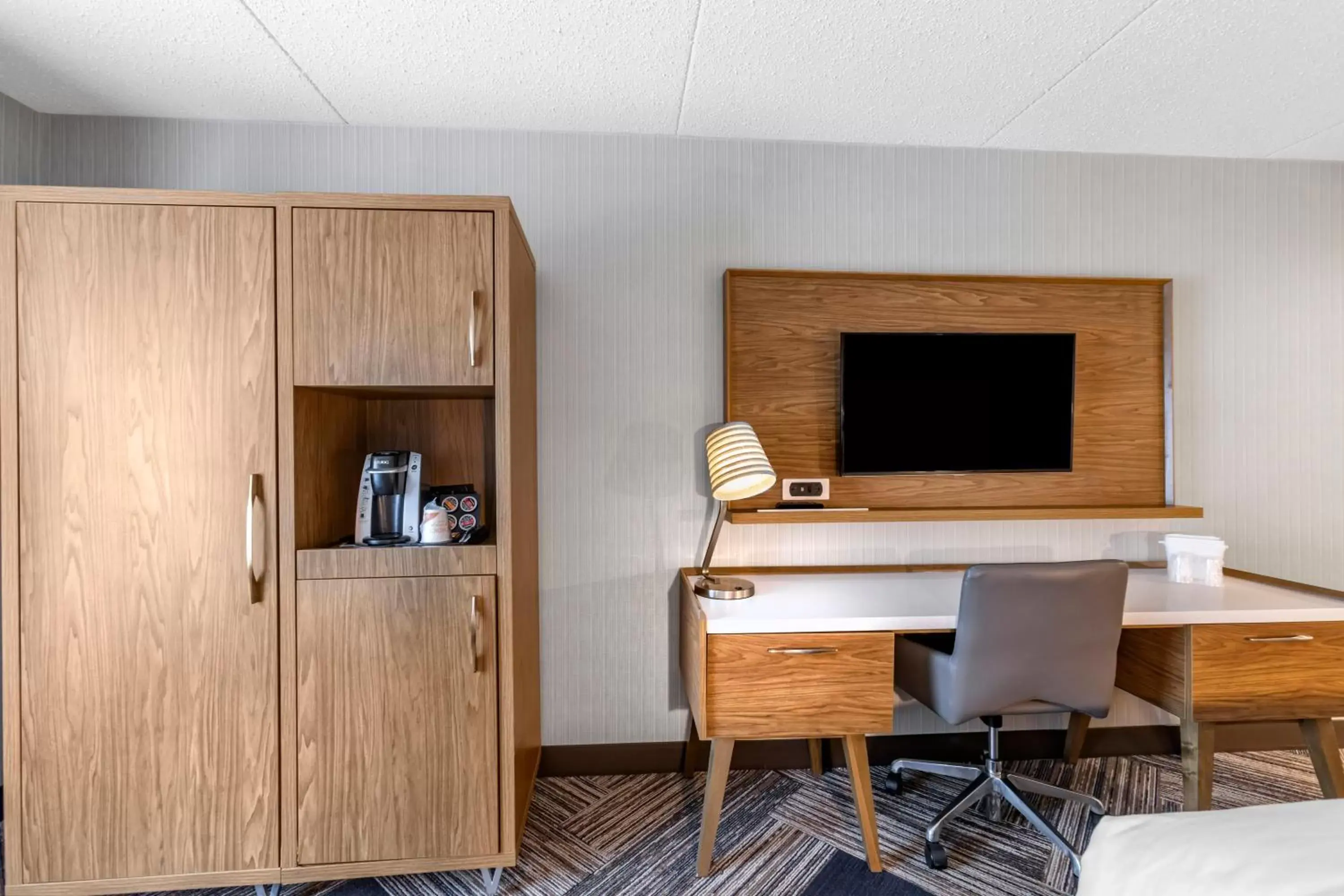 Bedroom, TV/Entertainment Center in Comfort Inn Sarnia