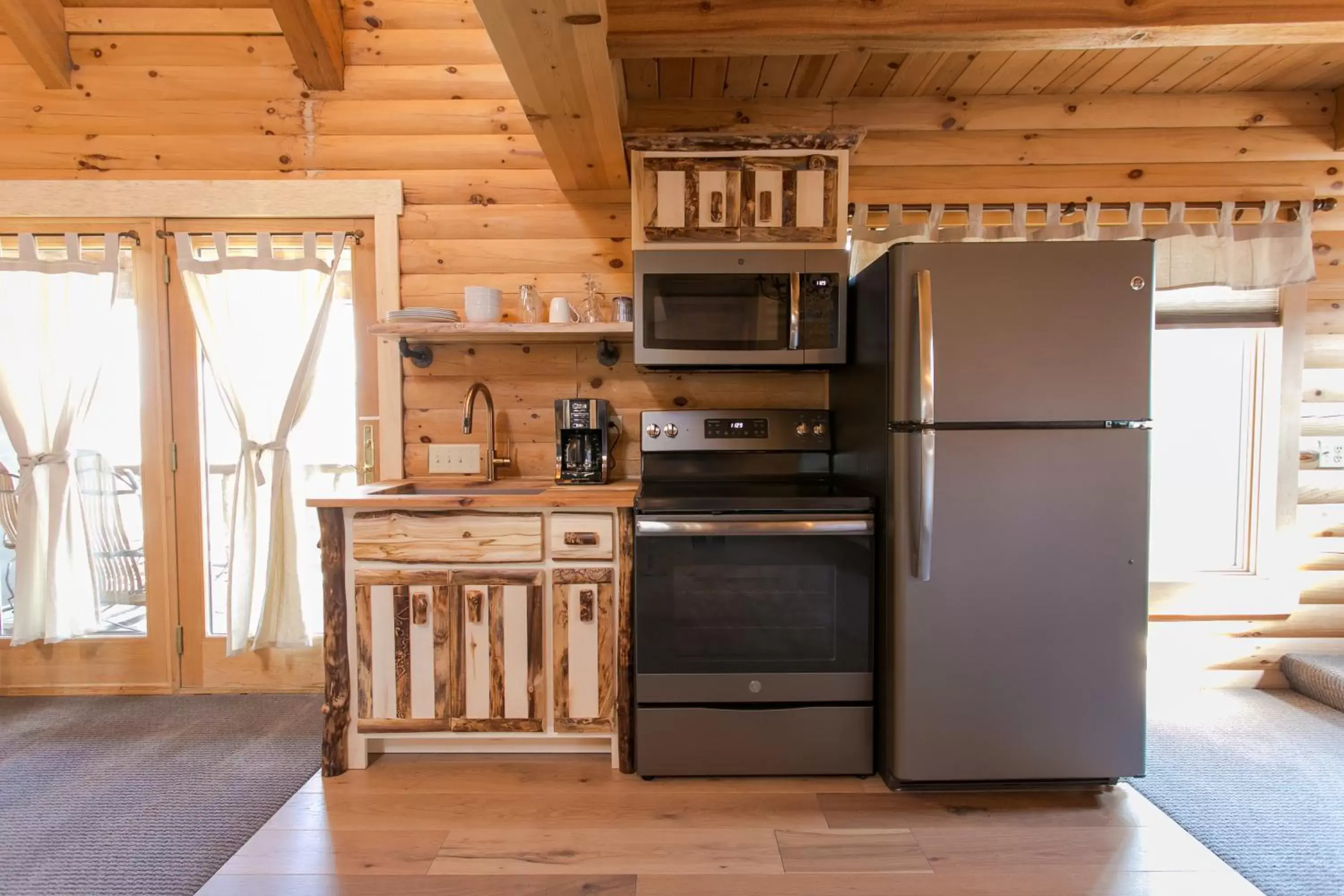 Deluxe Queen Suite in Coblentz Country Lodge by Amish Country Lodging Deluxe Queen Suite in Coblentz Country Lodge by Amish Country Lodging