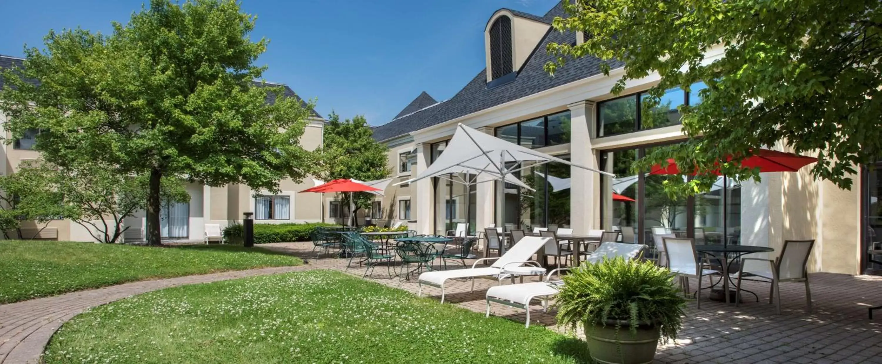 Inner courtyard view, Property Building in DoubleTree by Hilton Hotel Chicago Wood Dale - Elk Grove