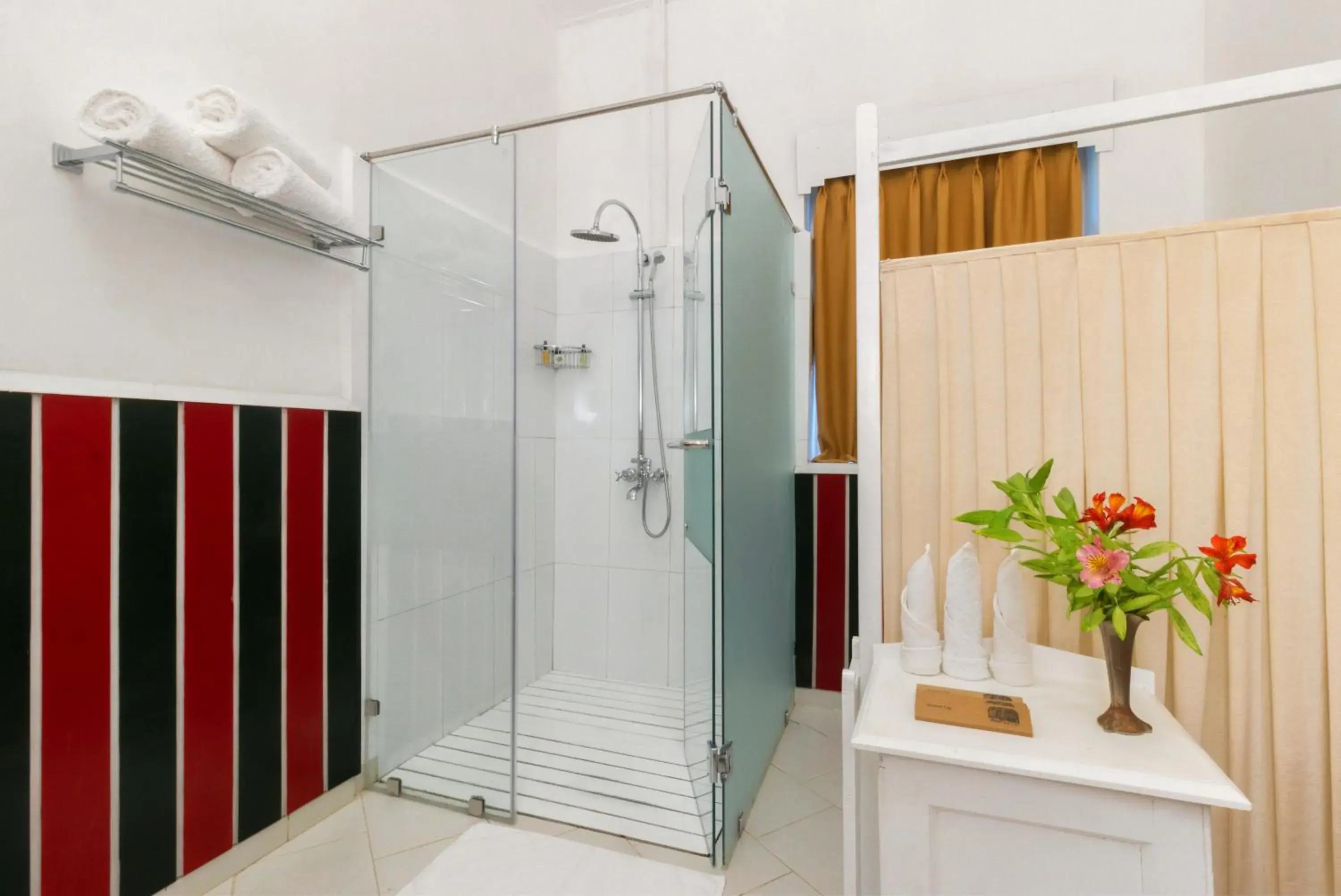 Shower, Bathroom in Scottish Planter Bungalow- Thema Collection