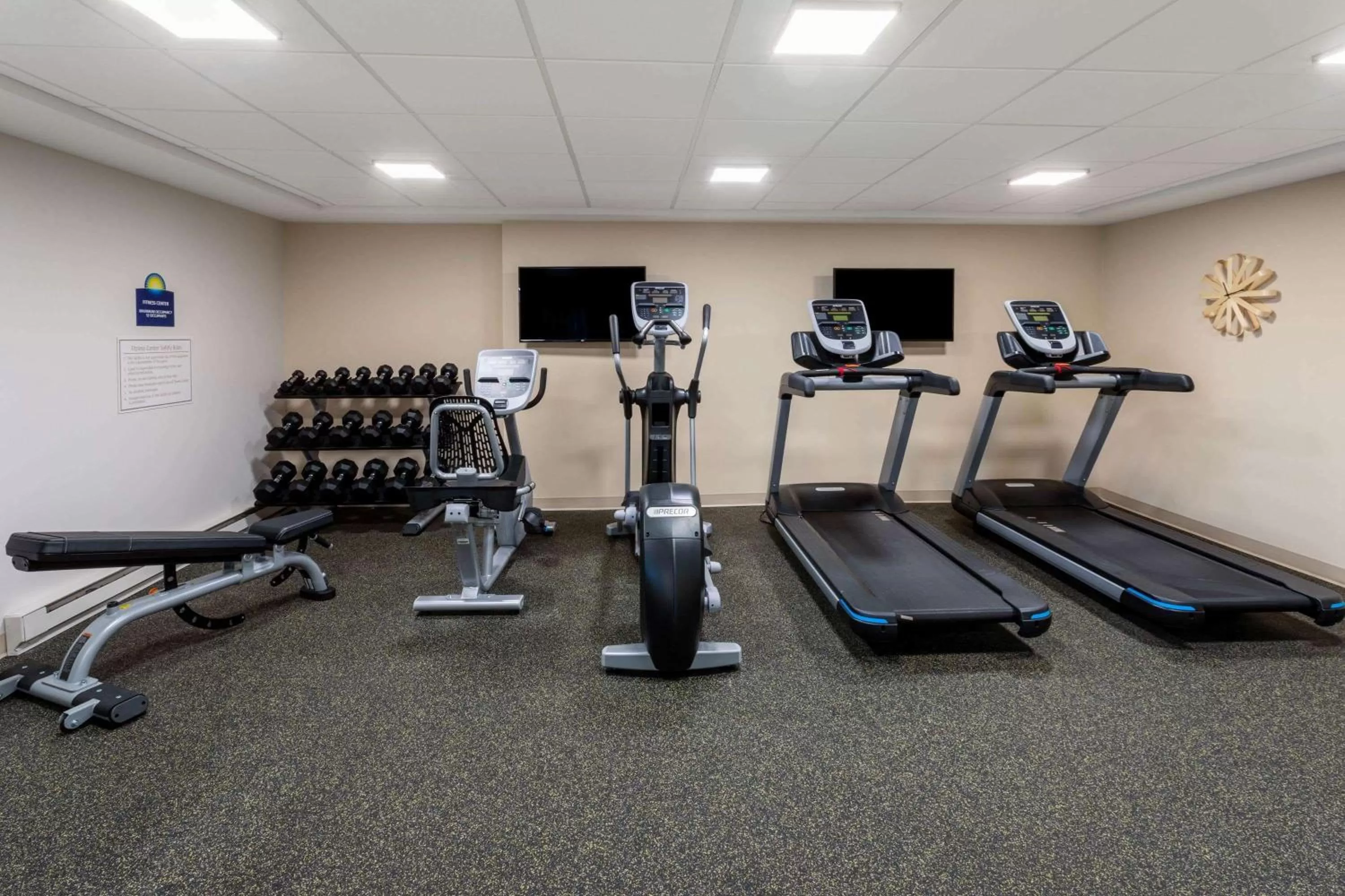 Fitness centre/facilities in Days Inn & Suites by Wyndham Duluth by the Mall