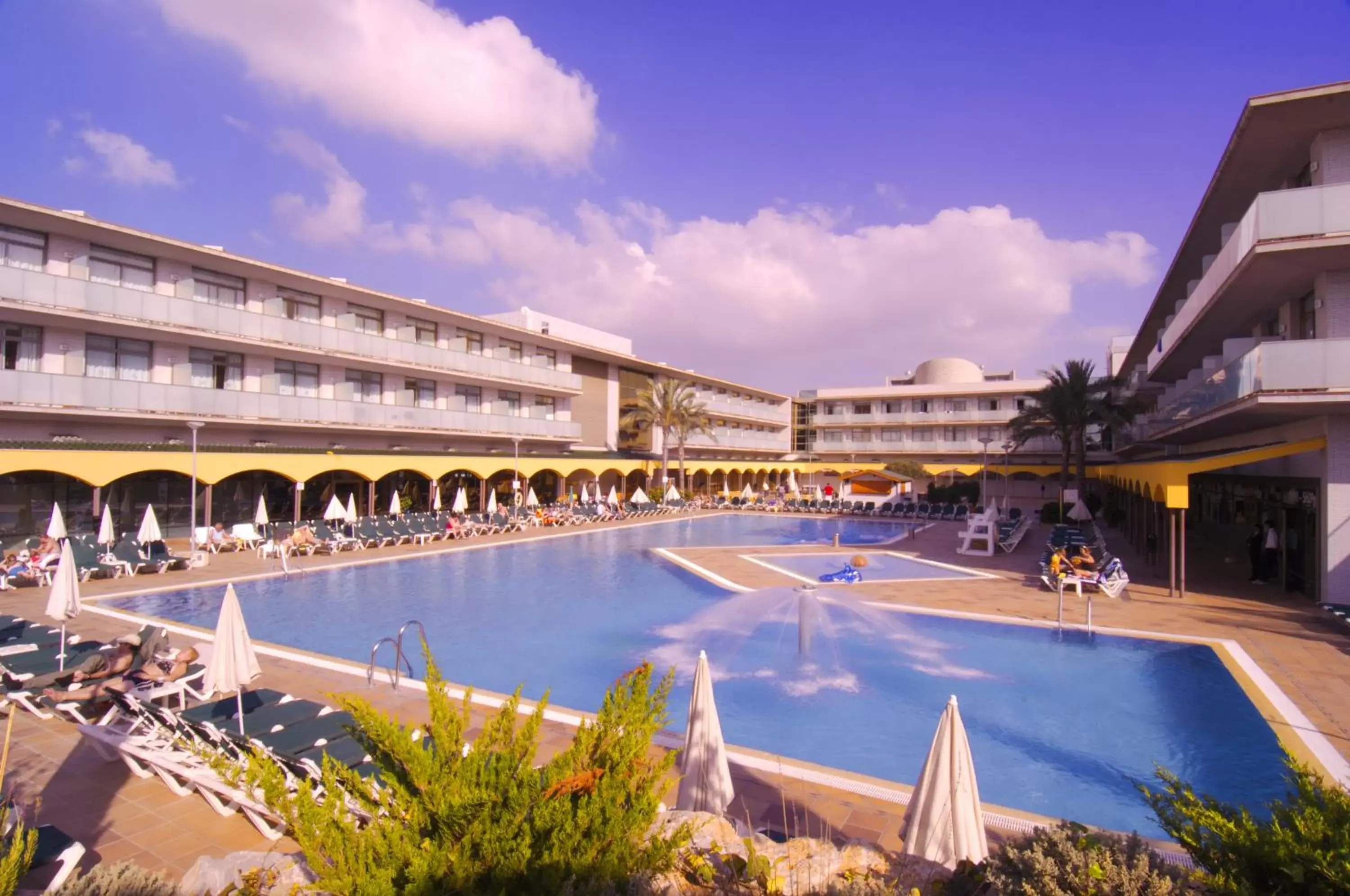 Facade/entrance, Swimming Pool in Hotel Mediterraneo
