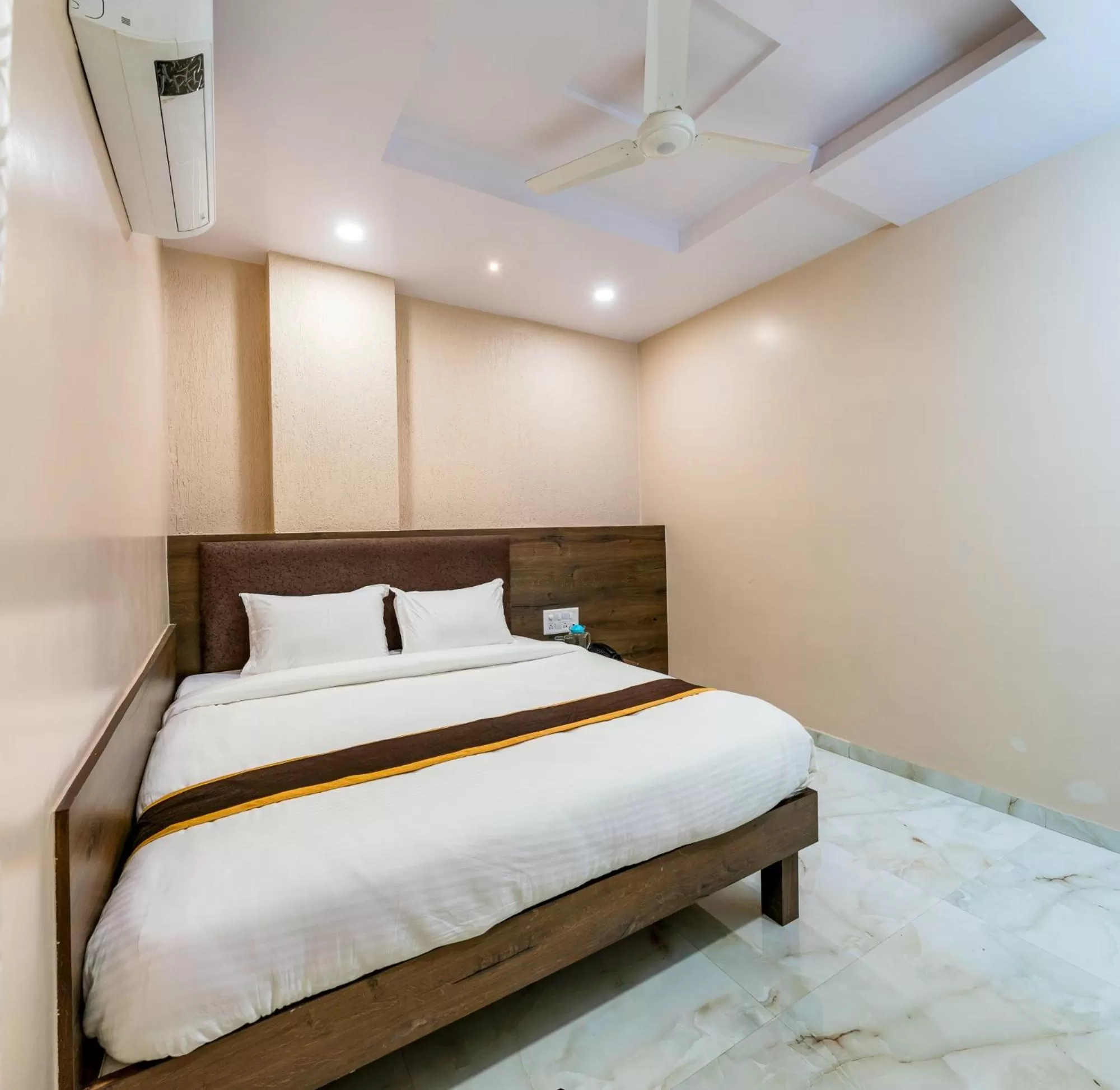 Bed in Hotel Aatithya Satkar Near Mahalaxmi Temple