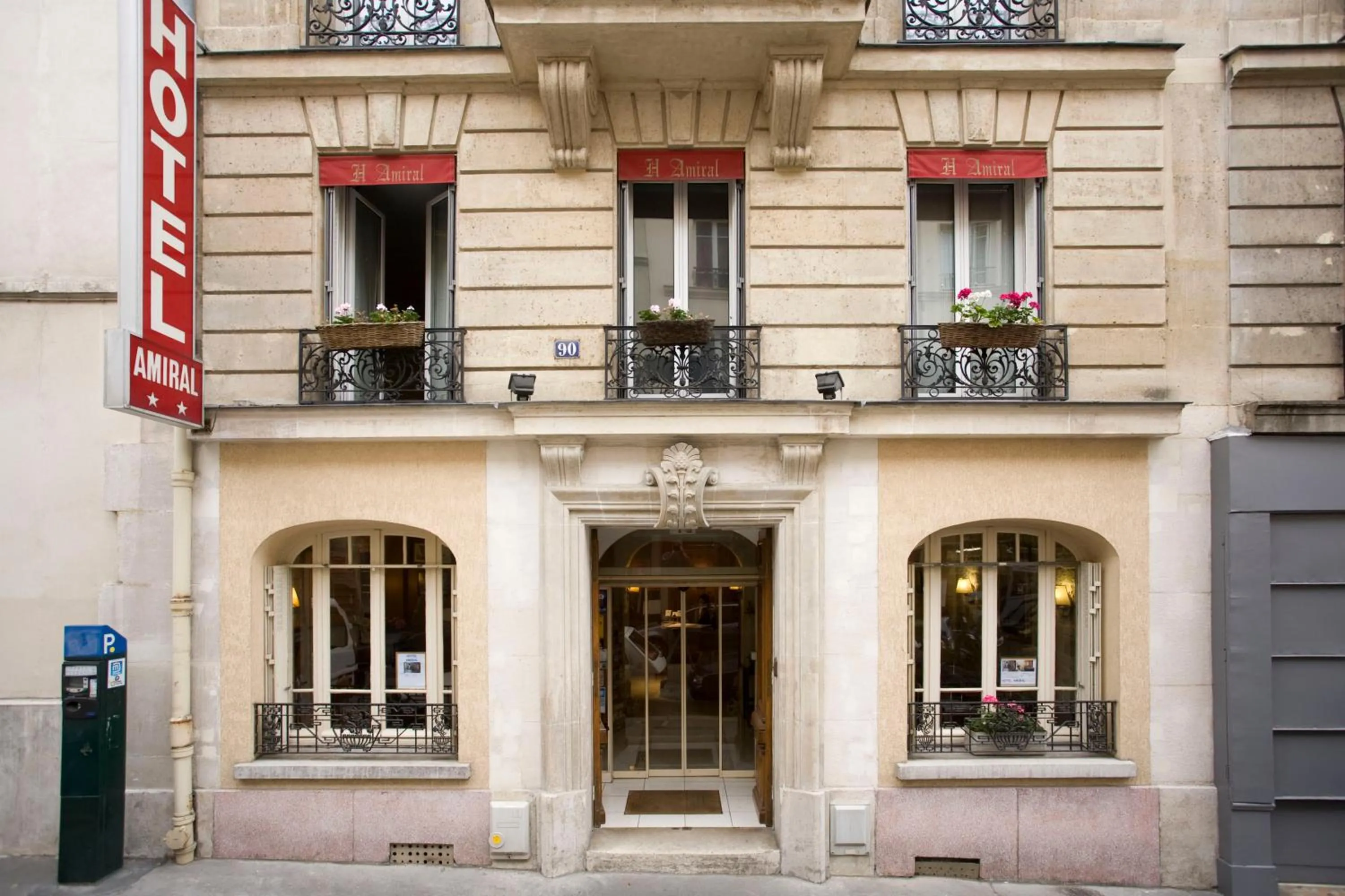 Facade/entrance in L'Amiral