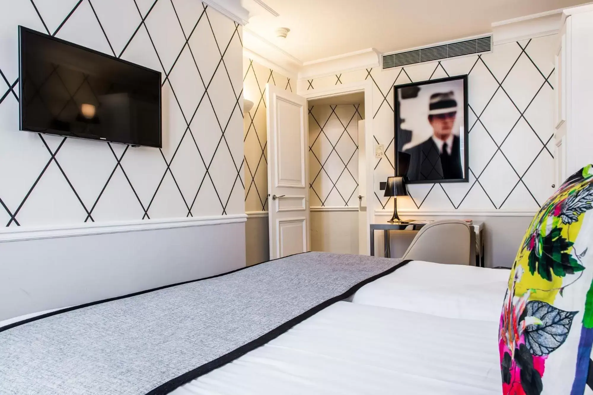 Photo of the whole room, Bed in Hôtel le Royal Rive Gauche
