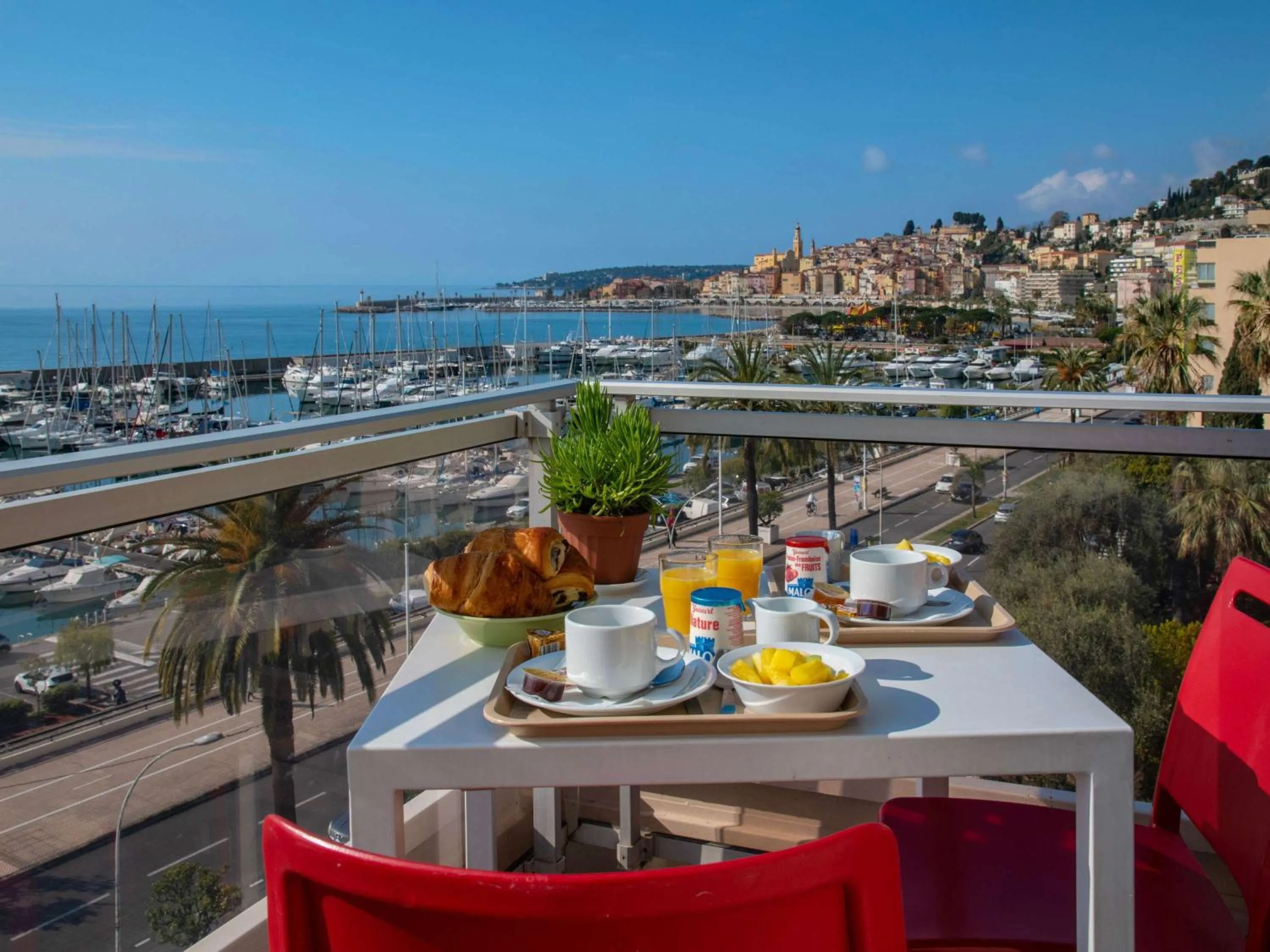 Triple Room with Sea View in ibis budget Menton Bord de Mer
