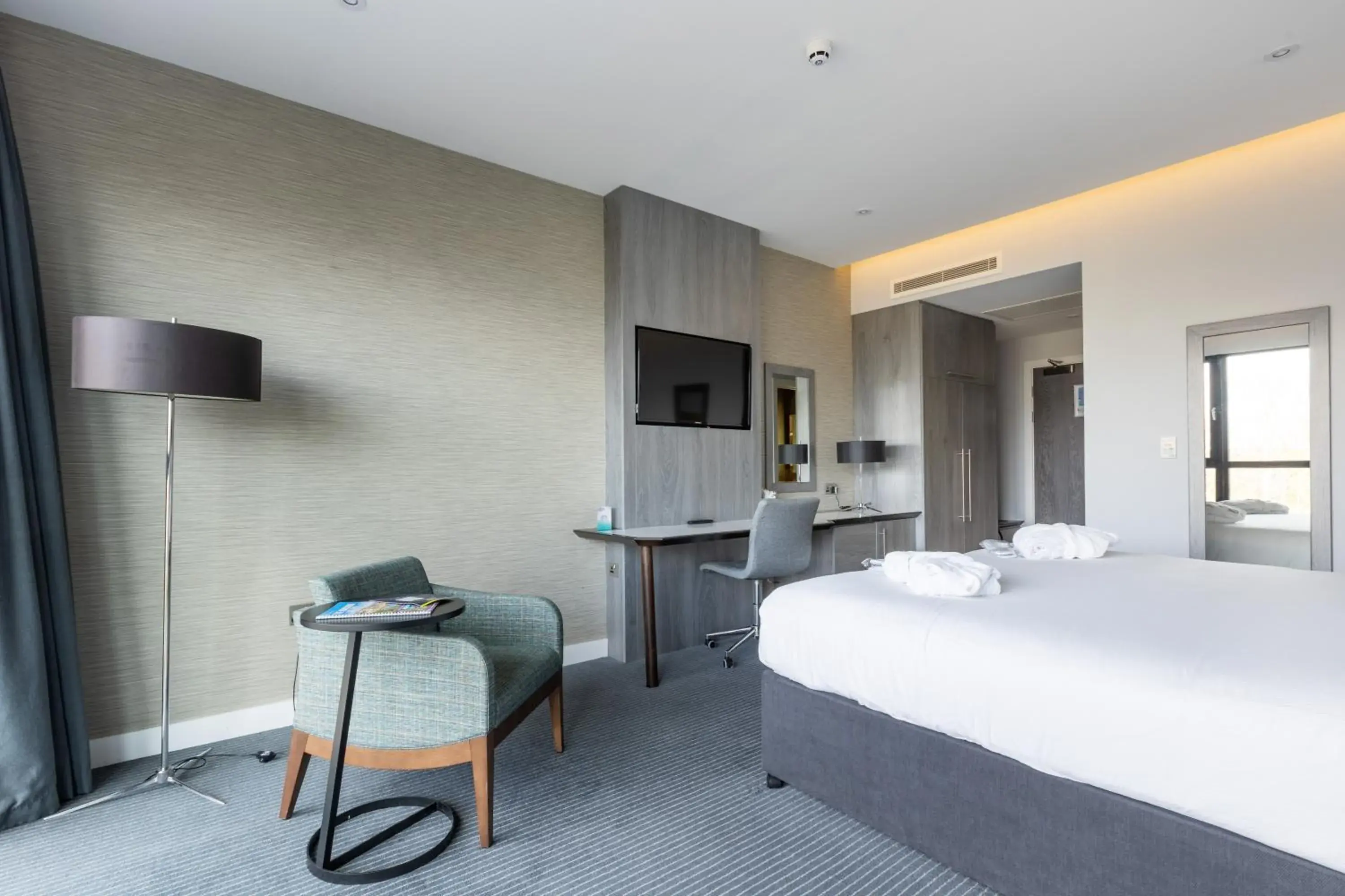 Bedroom, TV/Entertainment Center in DoubleTree by Hilton Edinburgh - Queensferry Crossing