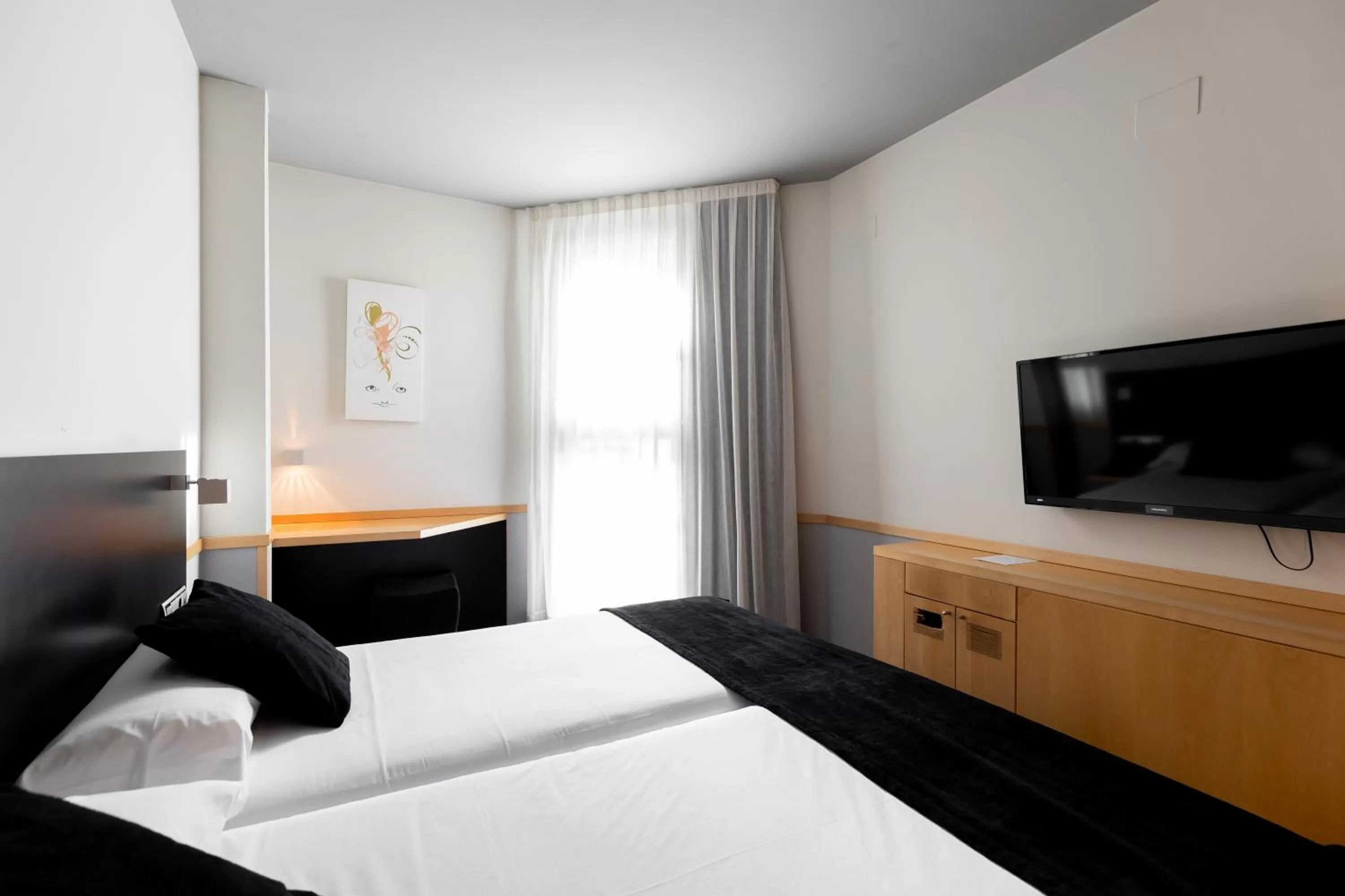 Photo of the whole room, Bed in Onix Liceo