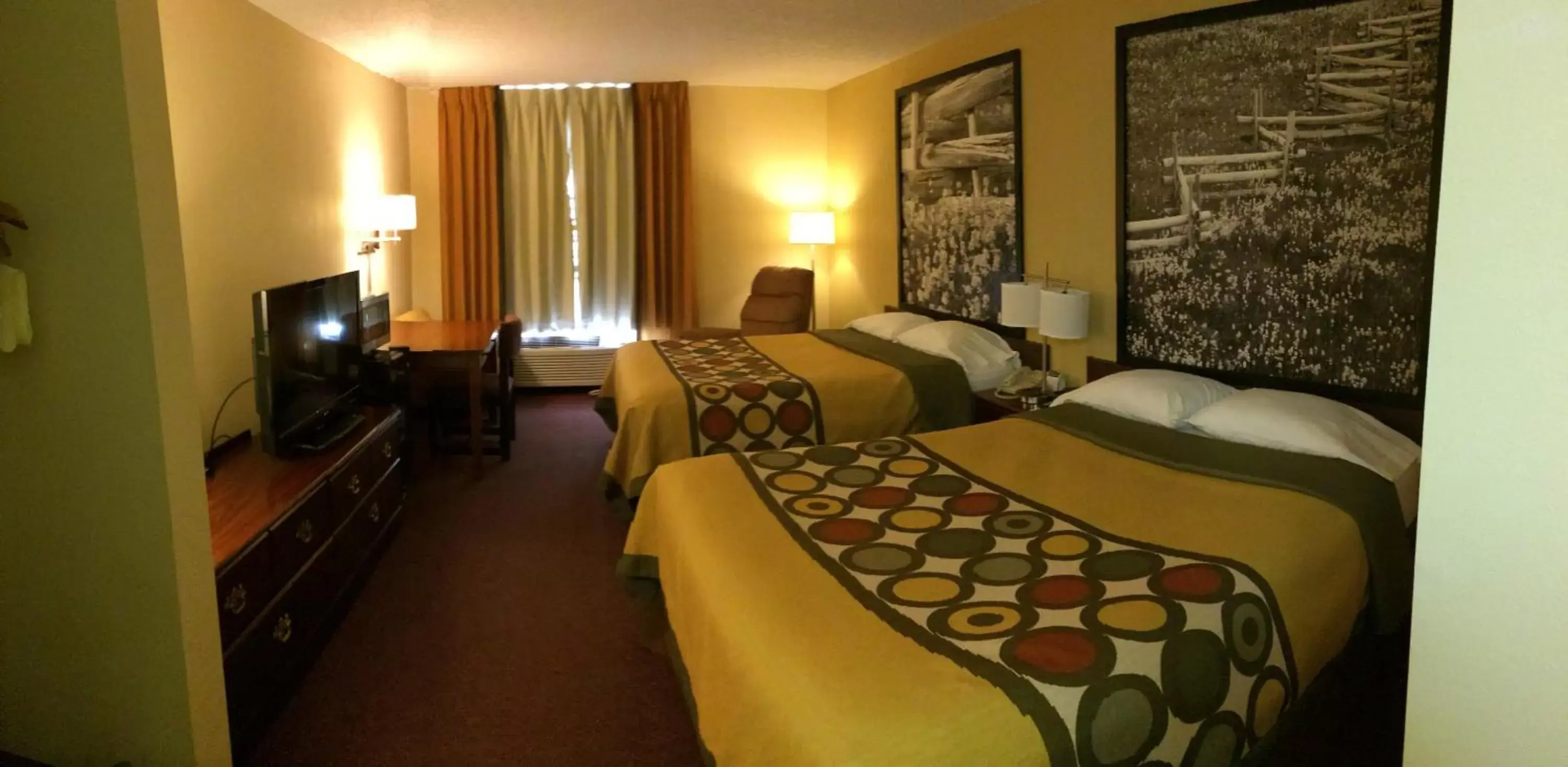 Photo of the whole room in Super 8 by Wyndham Lamar