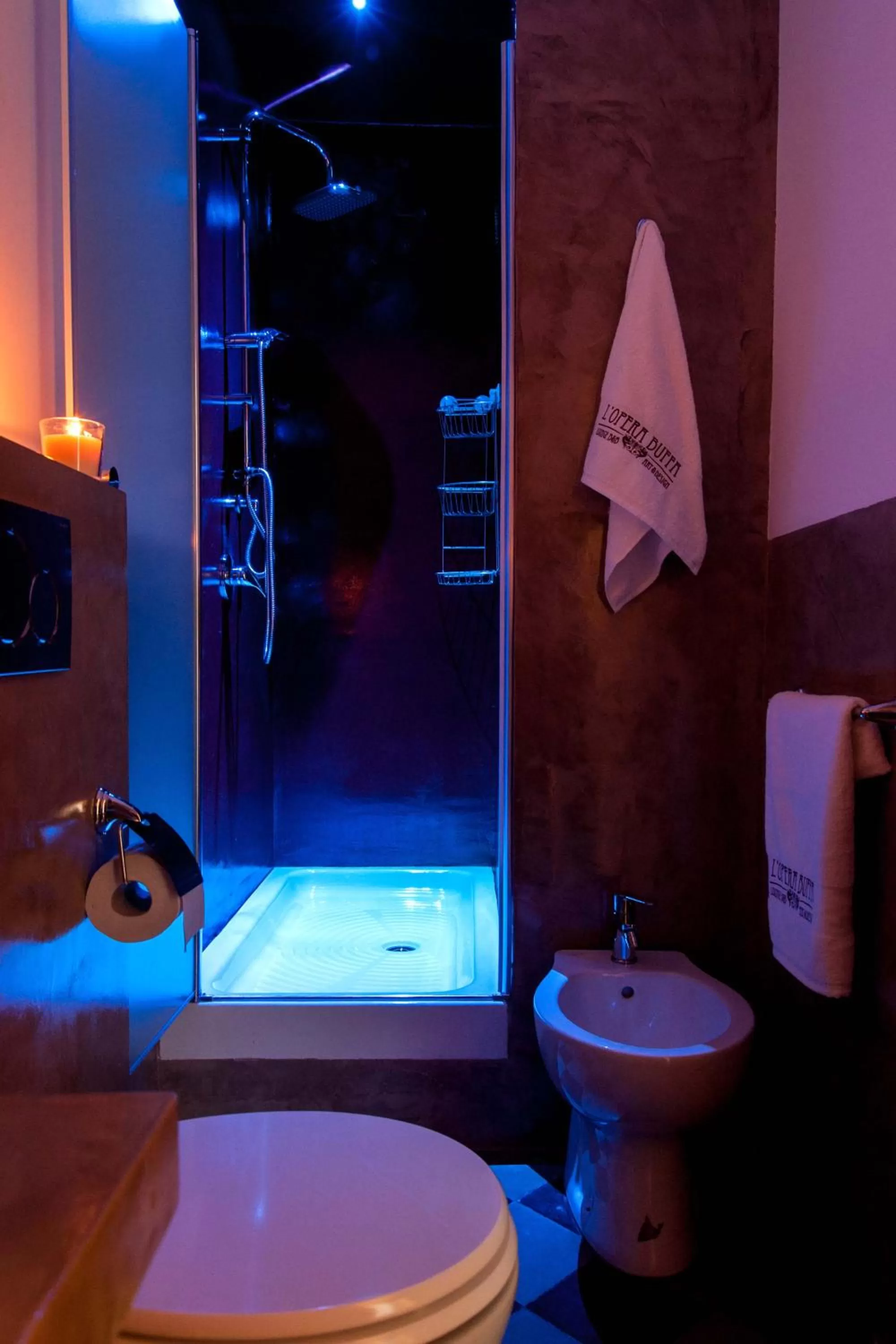 Shower in L'Opera Buffa