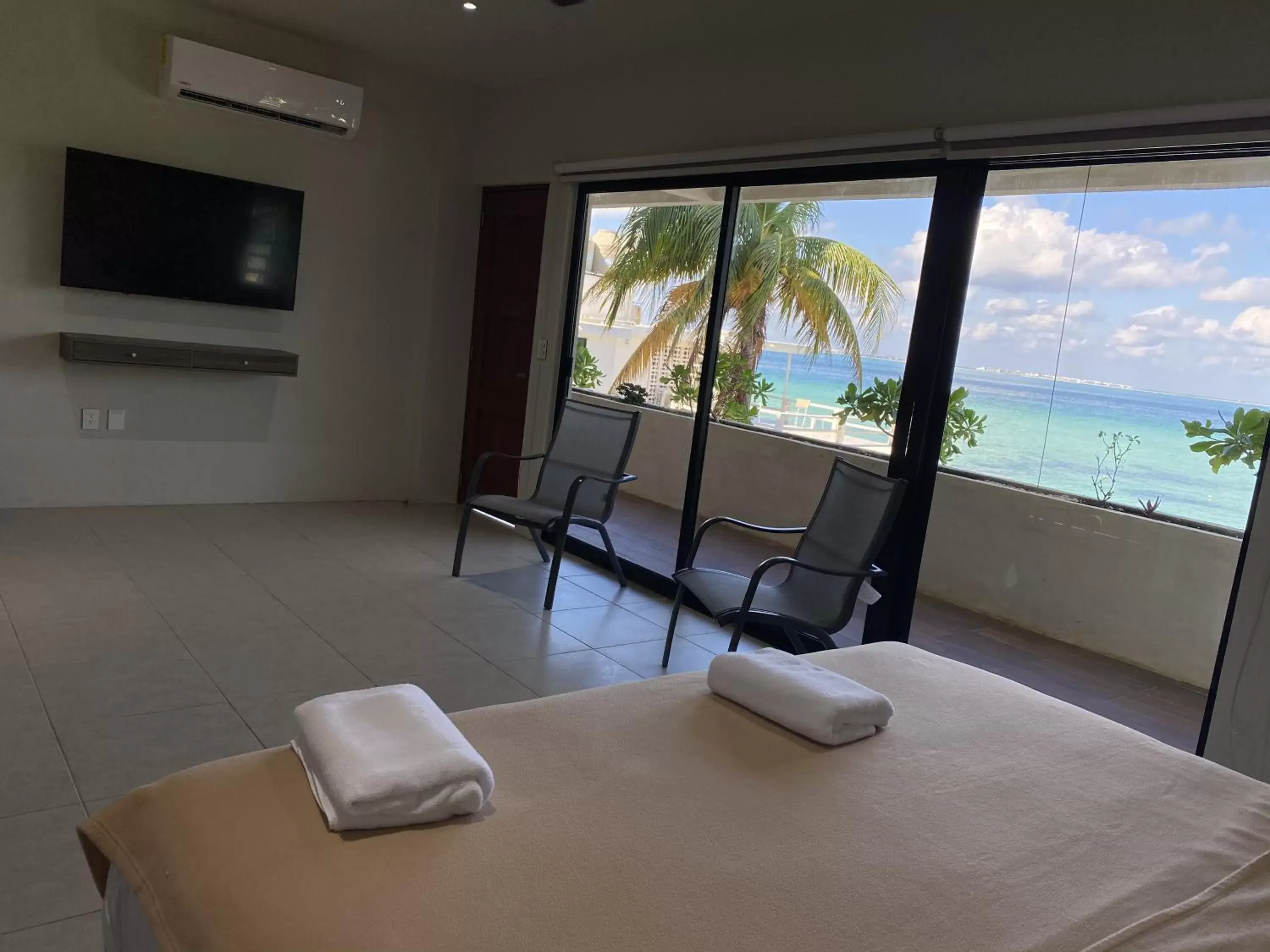 TV and multimedia in Cuxos Hotel Beachfront