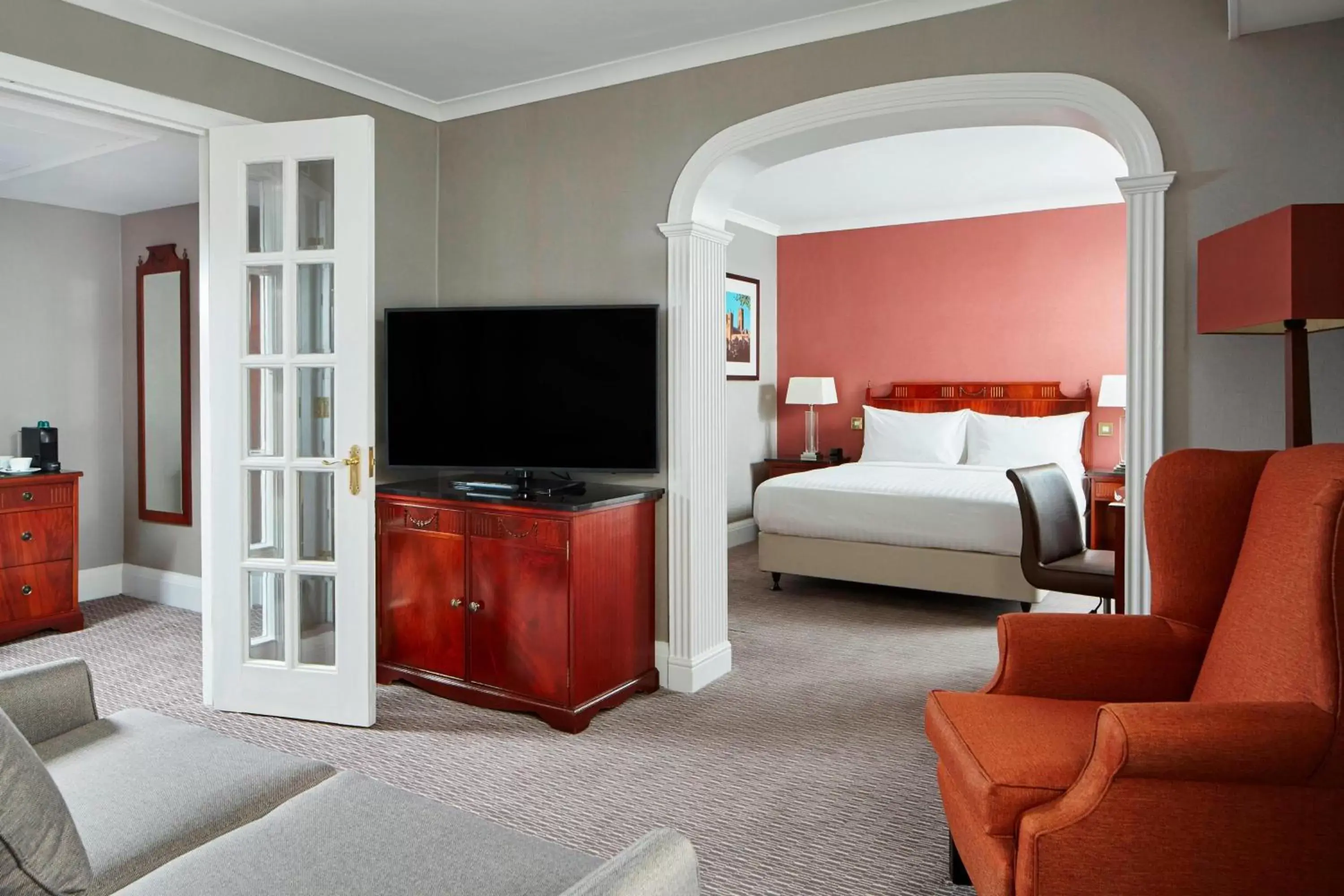 Living room, TV/Entertainment Center in Delta Hotels by Marriott Durham Royal County