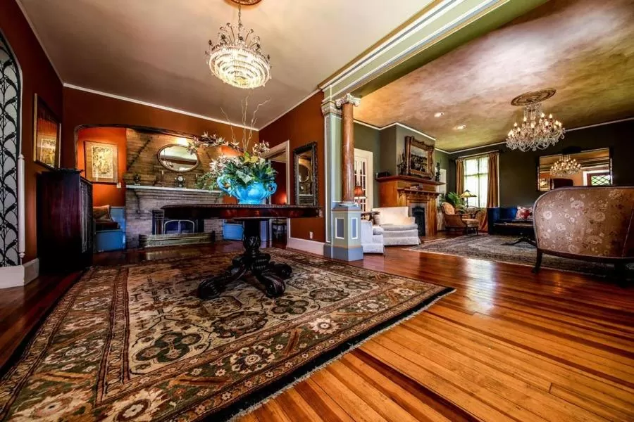 Facade/entrance, Lobby/Reception in Black Walnut B&B Inn