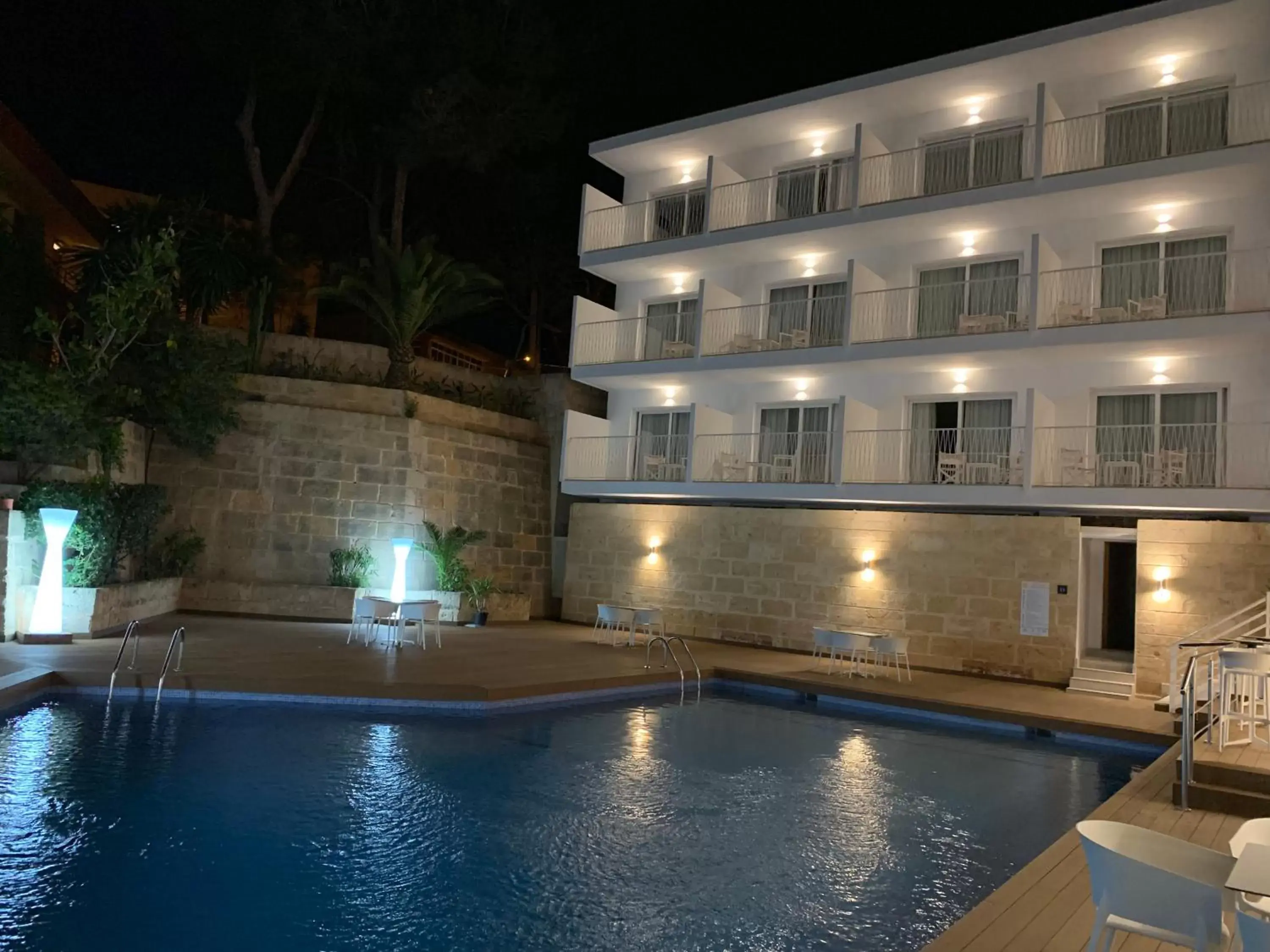 Swimming pool in Hotel Torá Swimming pool in Hotel Torá