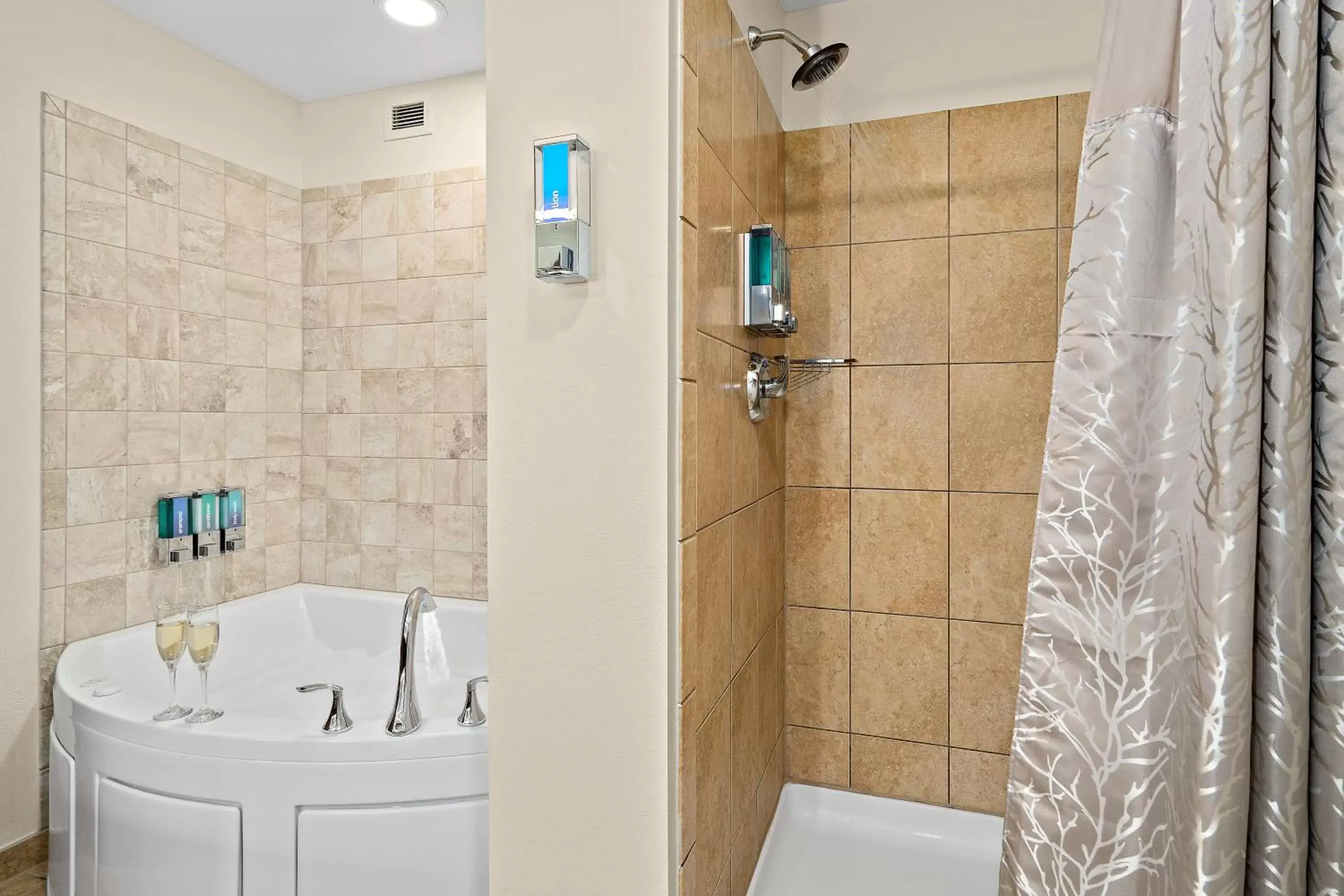Shower, Bathroom in Lucky Eagle Casino & Hotel