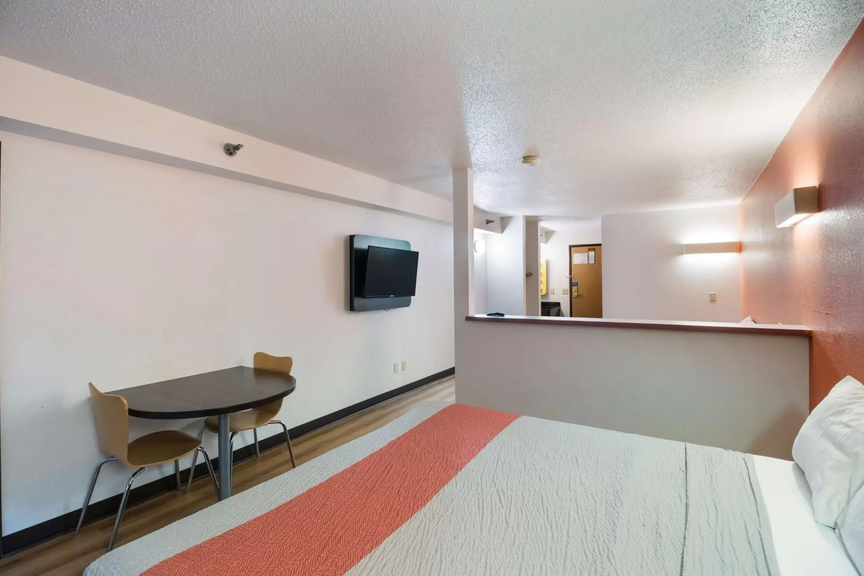 Photo of the whole room, TV/Entertainment Center in Motel 6-Davenport, IA