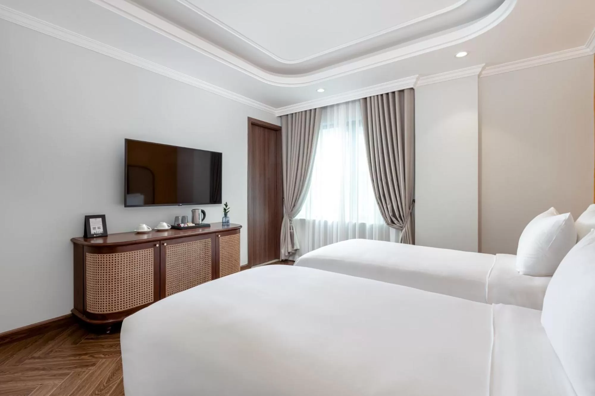 Executive Deluxe Twin in La Siesta Classic Hang Thung