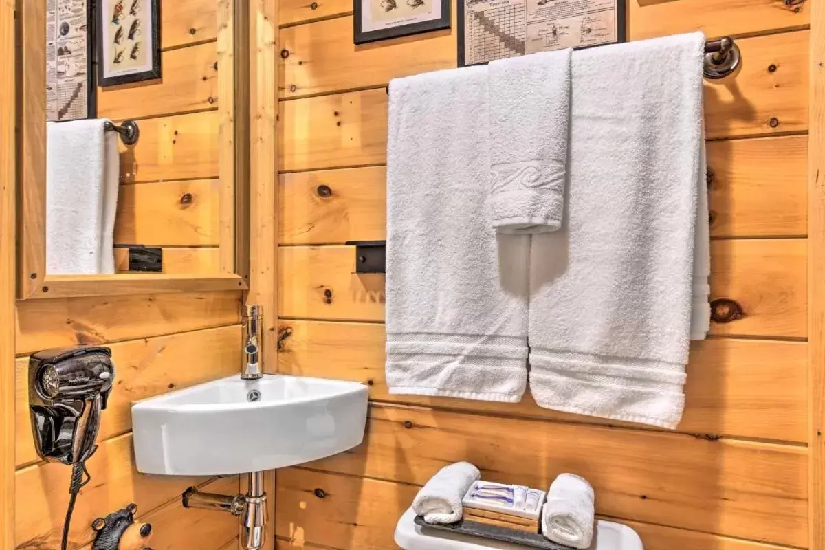 Bathroom in The Lodge Nantahala River