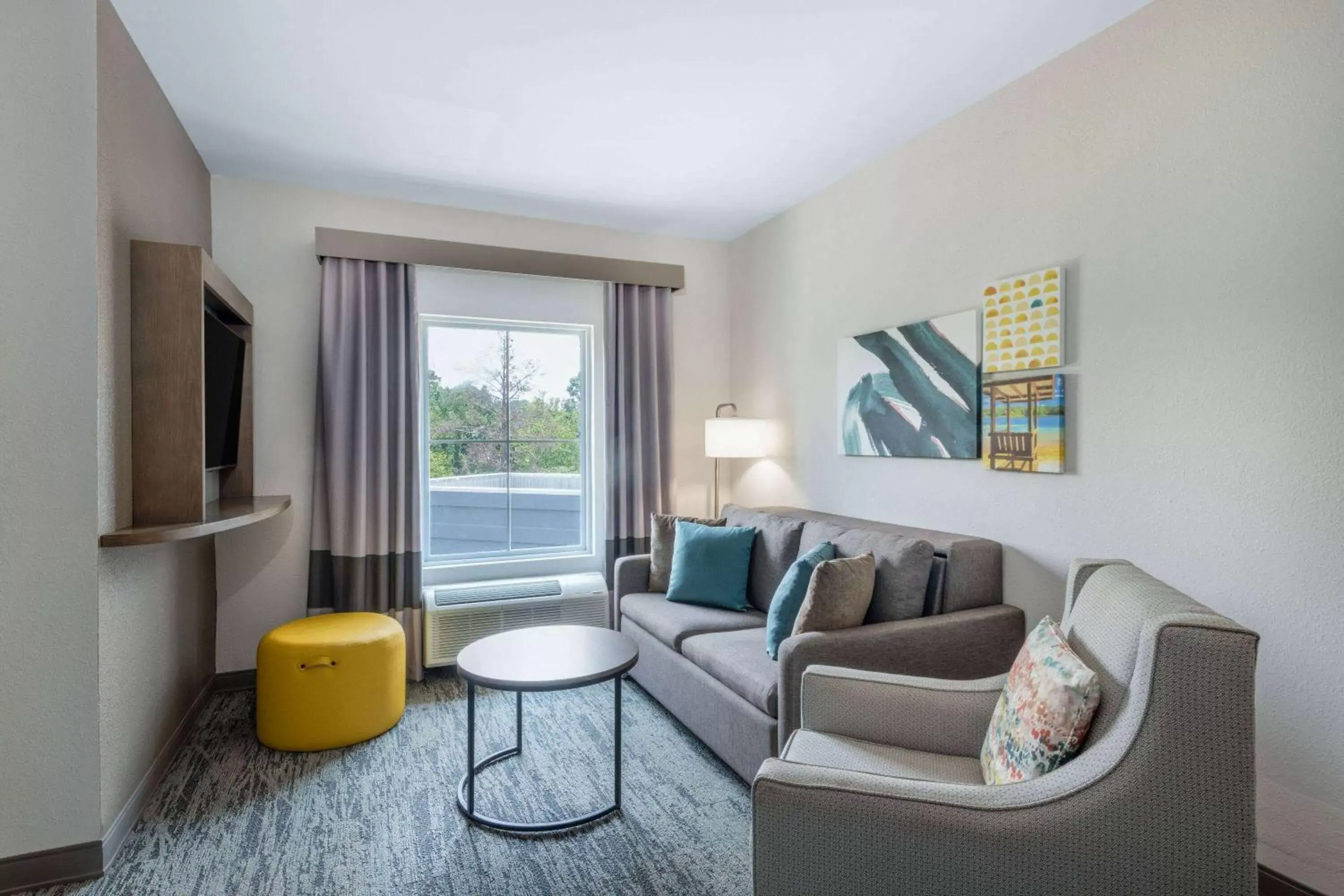 Bed, Seating Area in TRYP by Wyndham Tallahassee North I-10 Capital Circle