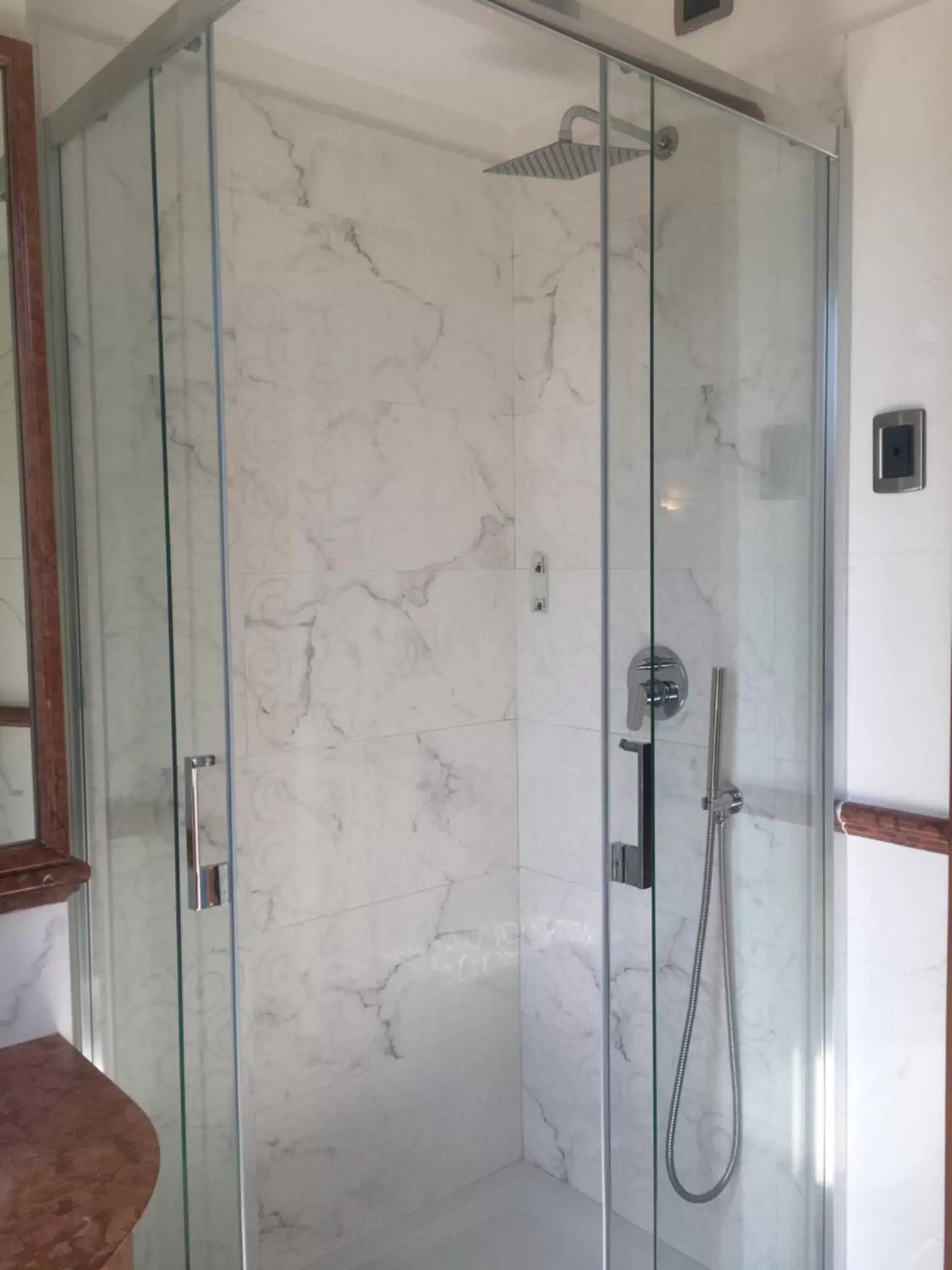Shower, Bathroom in Hotel Hiberia