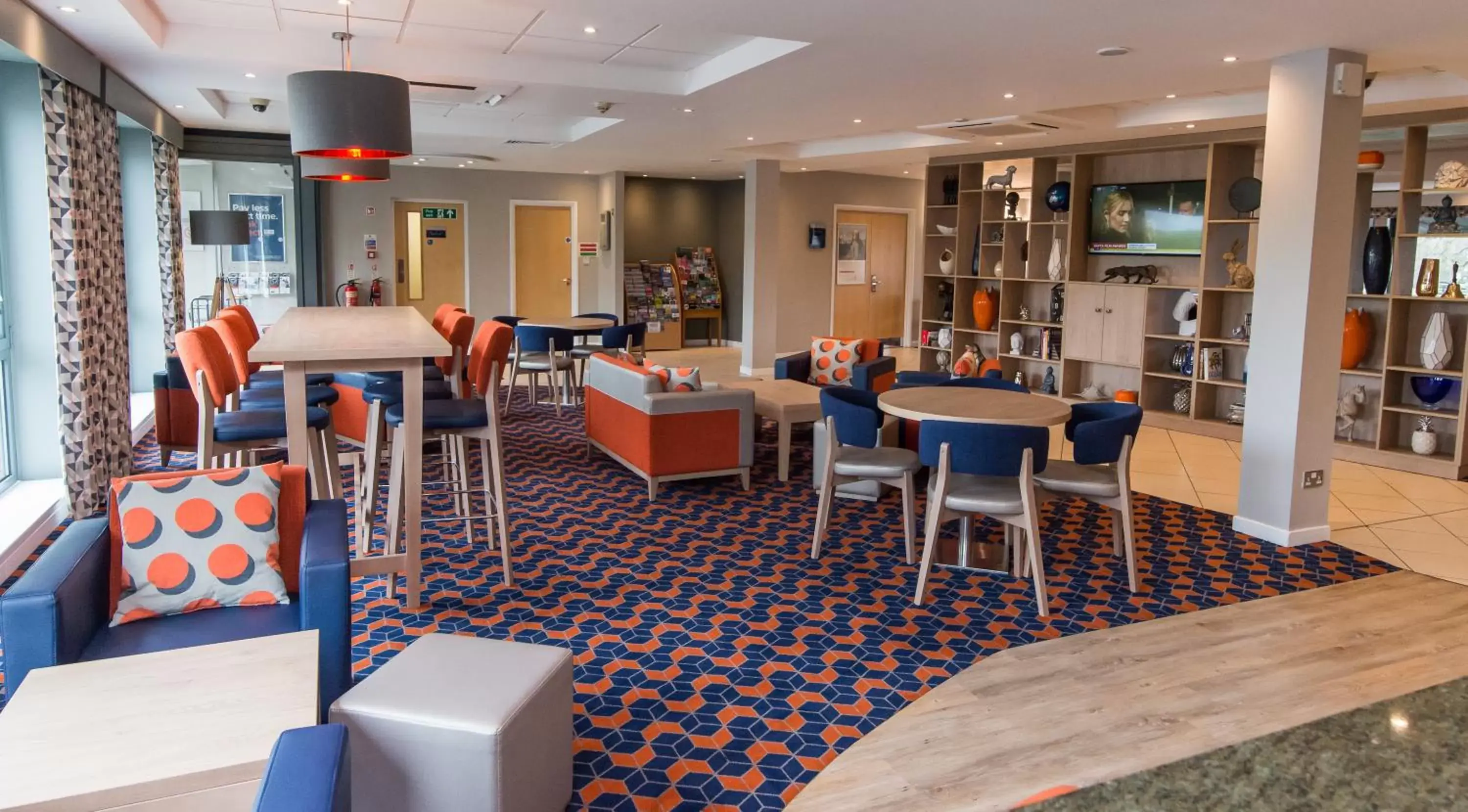 Lounge or bar, Restaurant/Places to Eat in Holiday Inn Express Dunfermline, an IHG Hotel