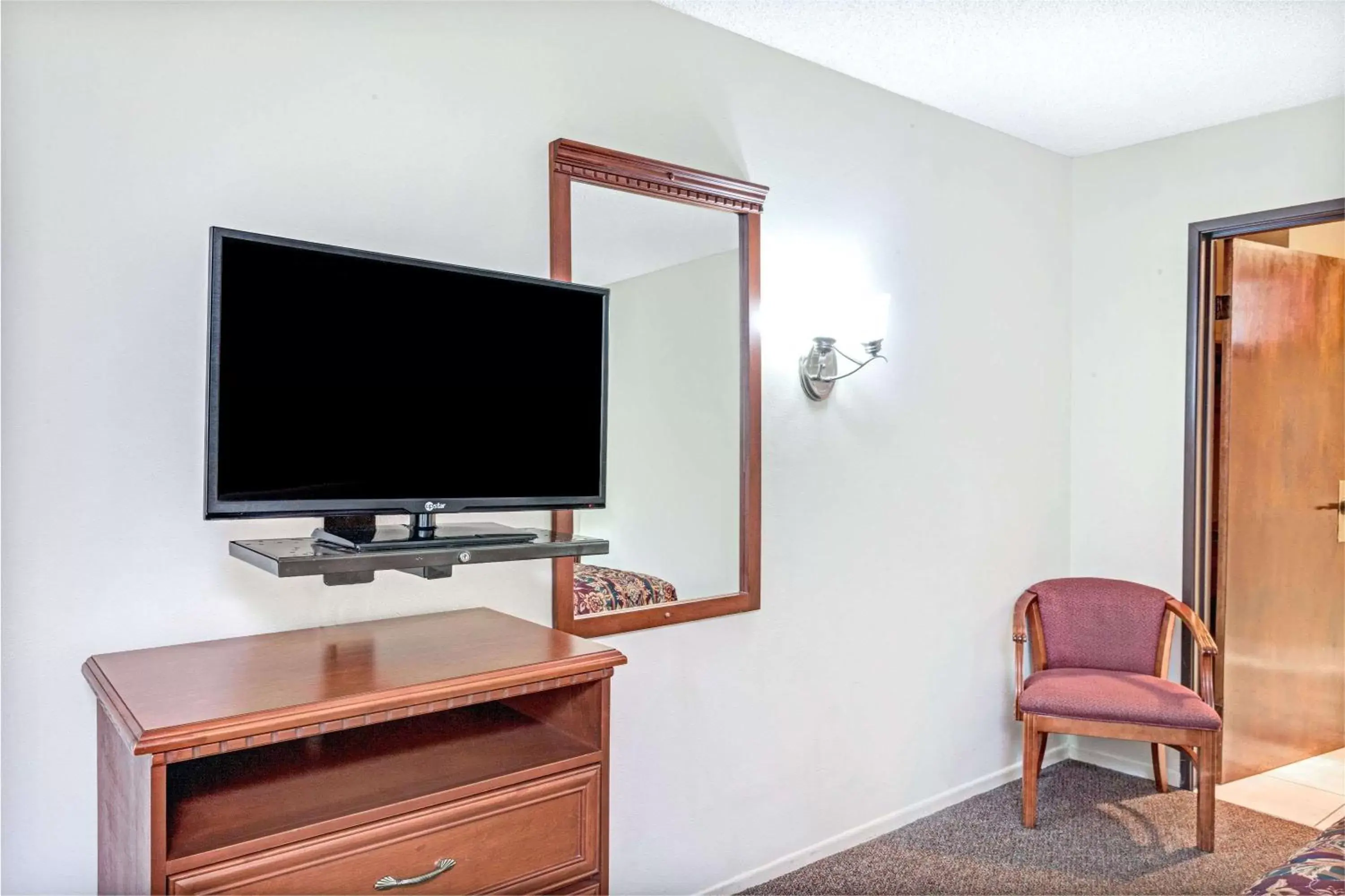 Photo of the whole room, TV/Entertainment Center in Vantage Point Inn - Woodland Hills