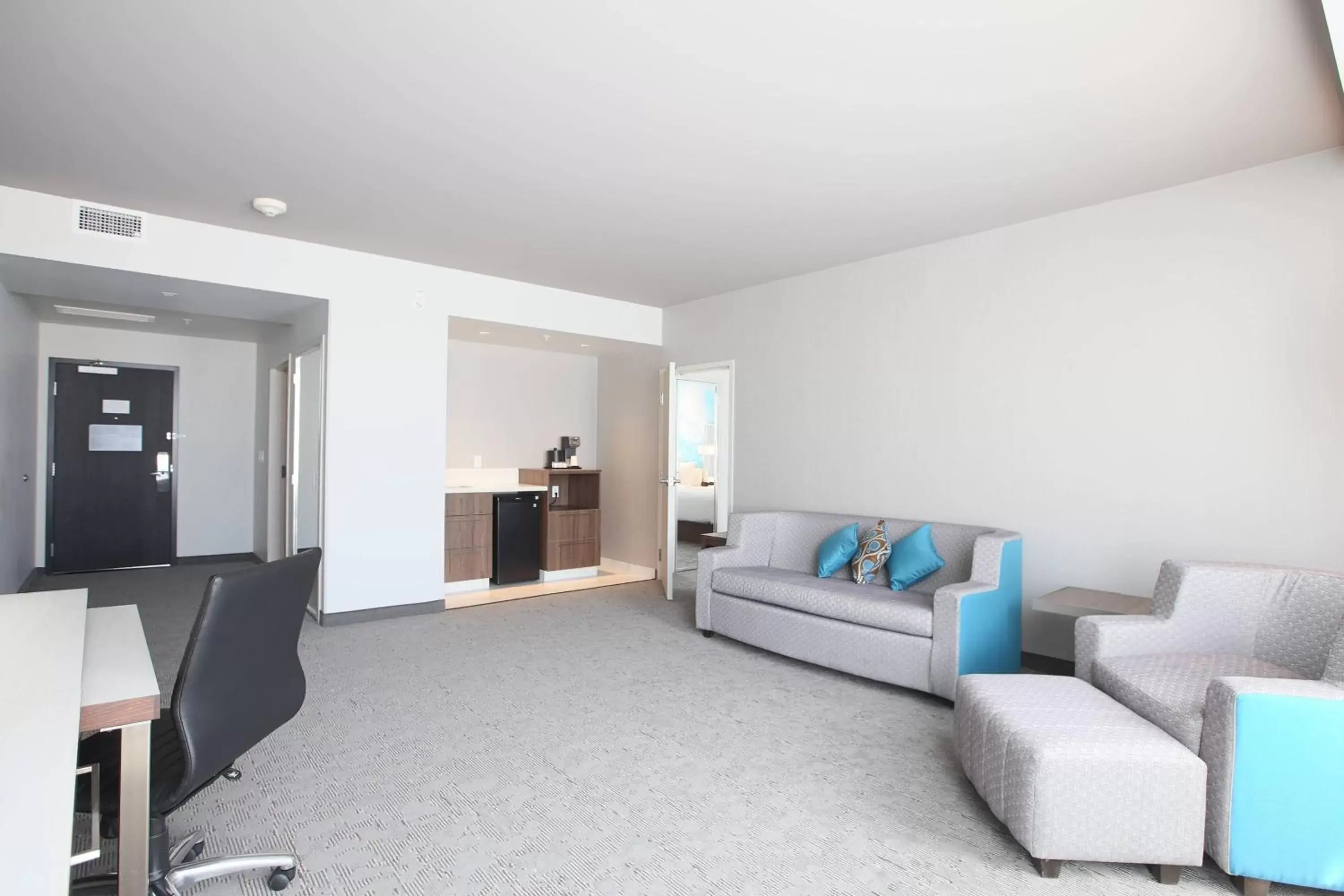 Living room, Seating Area in Courtyard by Marriott Montreal Brossard