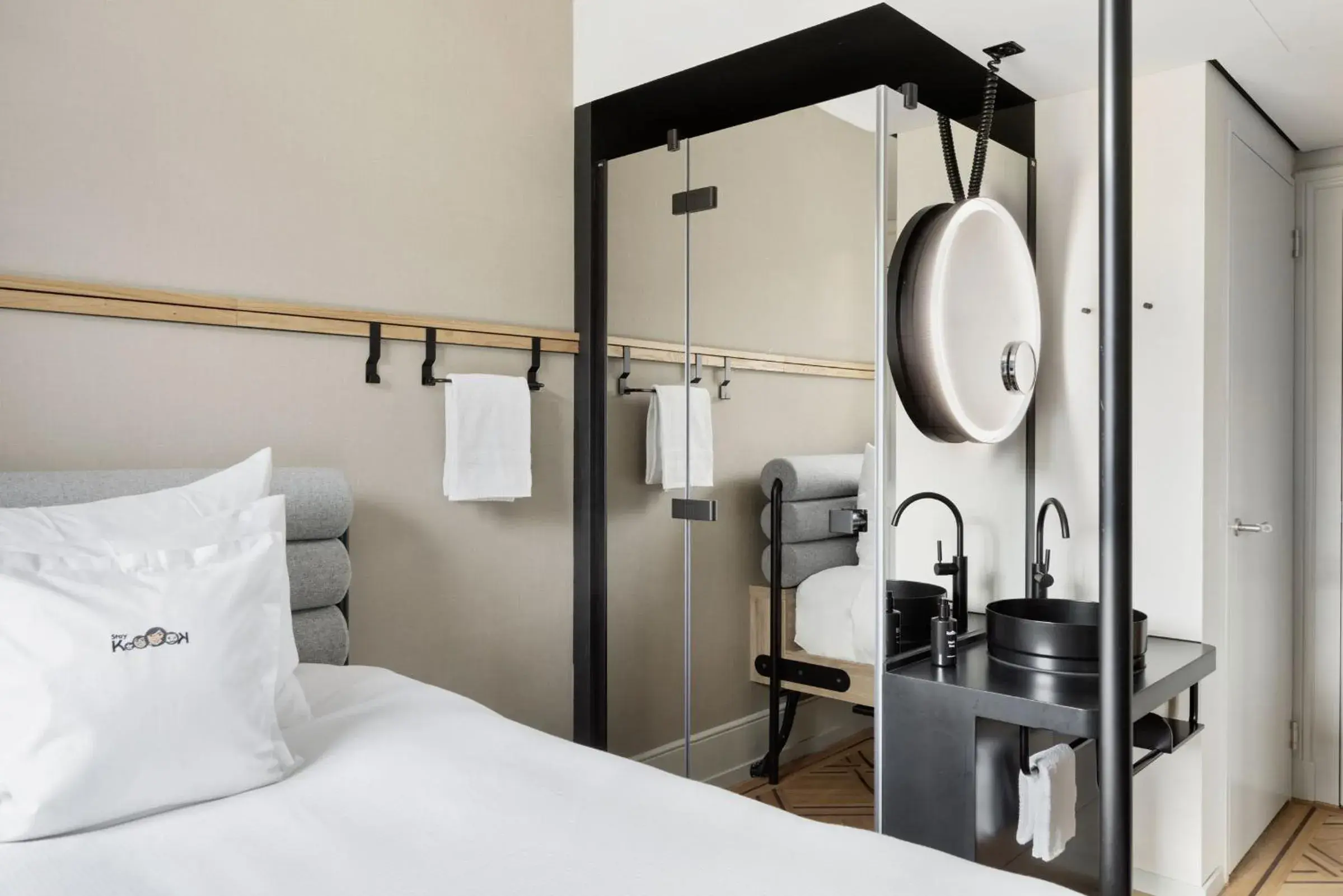 Shower, Bed in Stay KooooK Bern City - Online Check In Shower, Bed in Stay KooooK Bern City - Online Check In