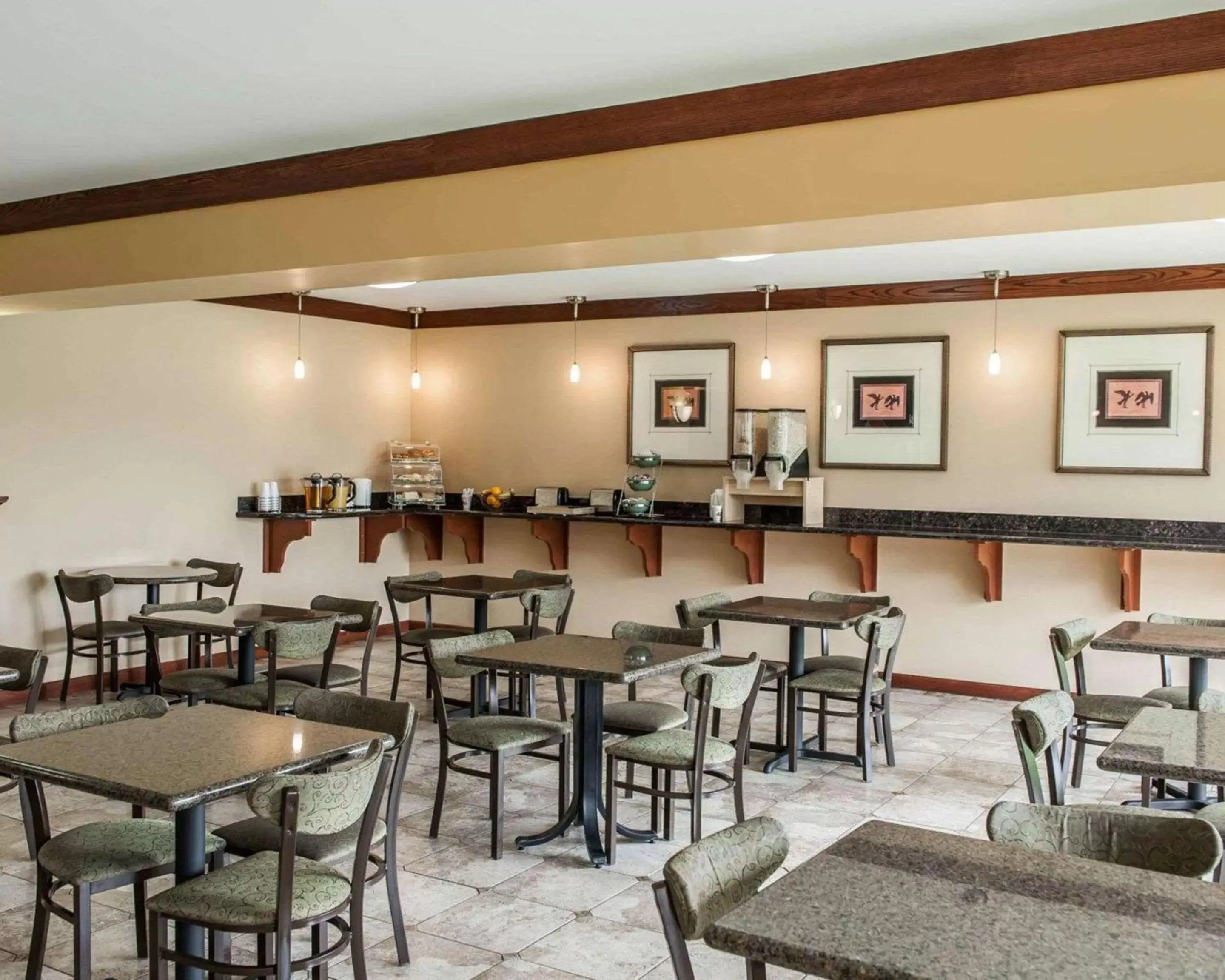 Restaurant/Places to Eat in Quality Inn & Suites Greenfield I-70