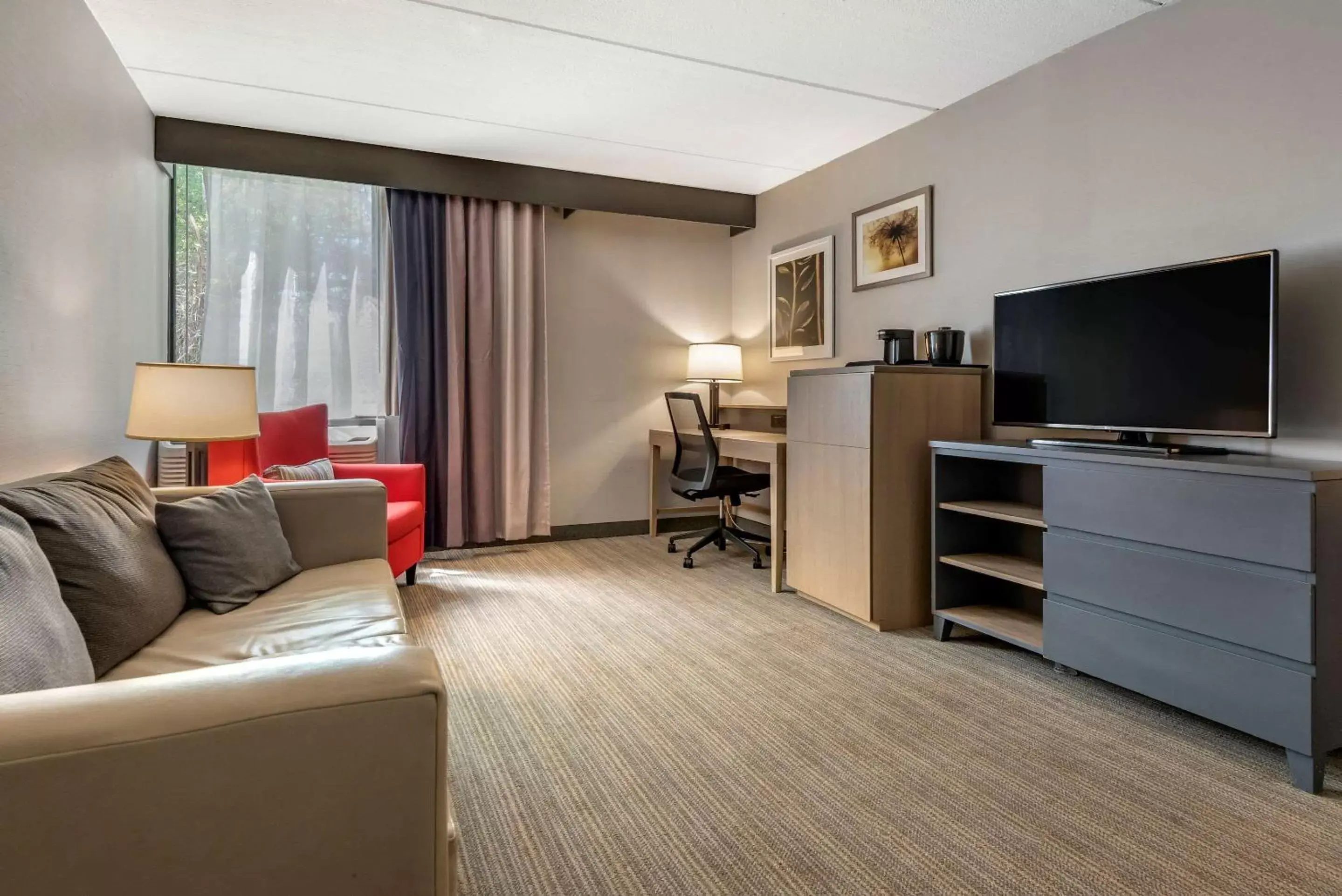 Bedroom, Seating Area in Comfort Inn & Suites Syracuse North