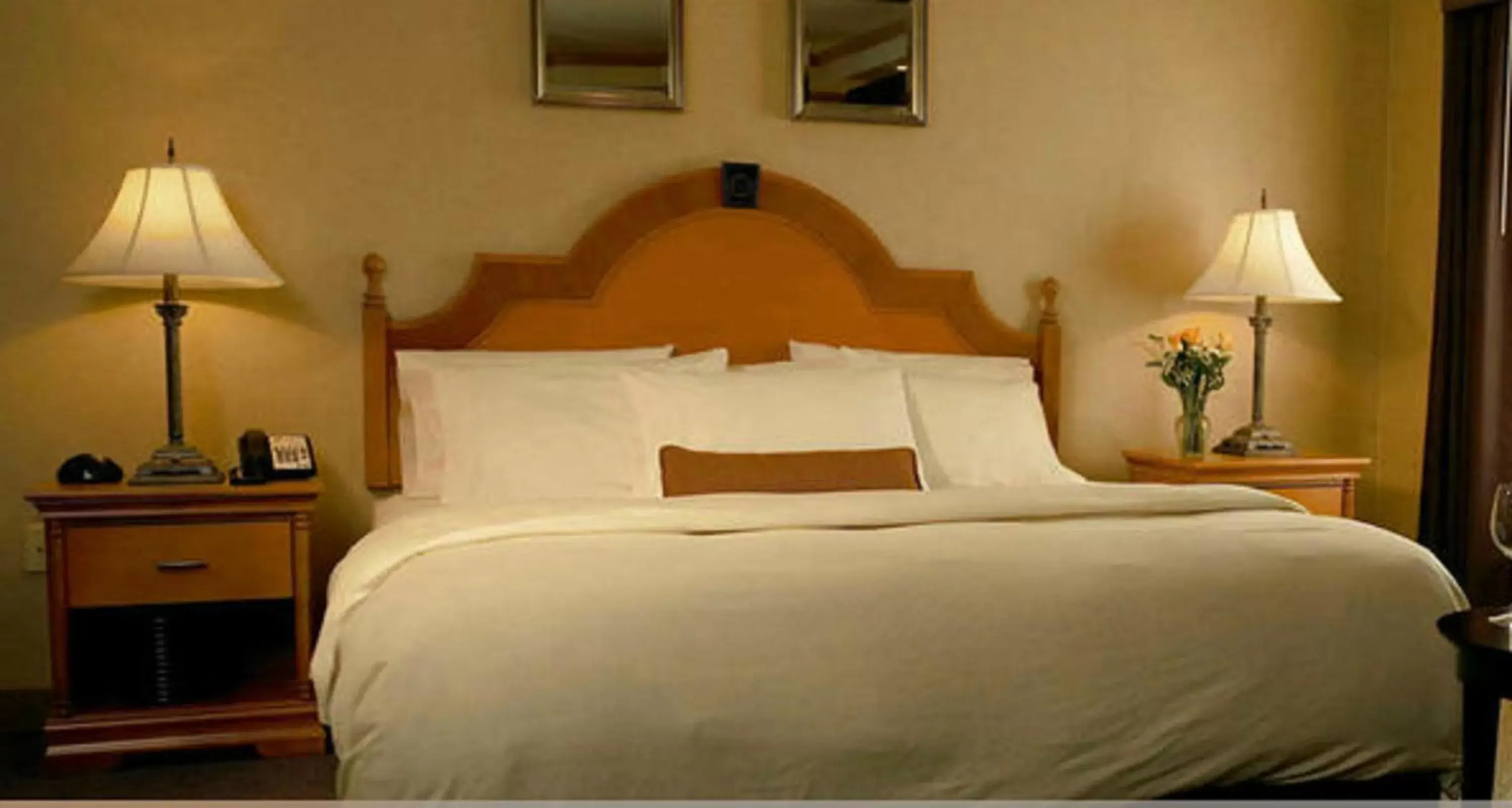 Bed in Ambassador Hotel Milwaukee, Trademark Collection by Wyndham Bed in Ambassador Hotel Milwaukee, Trademark Collection by Wyndham