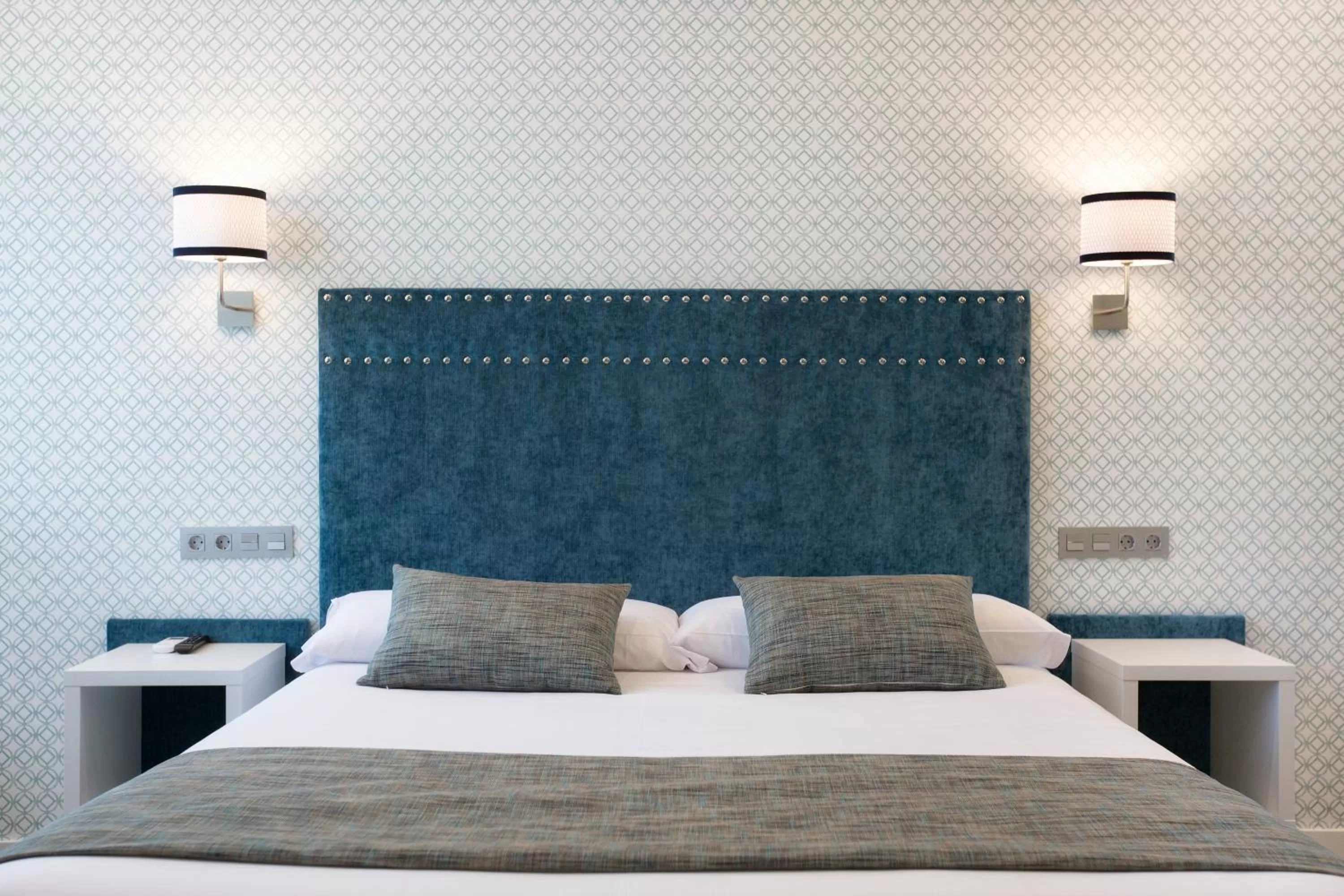 Bathroom, Bed in Hotel Santa Cruz