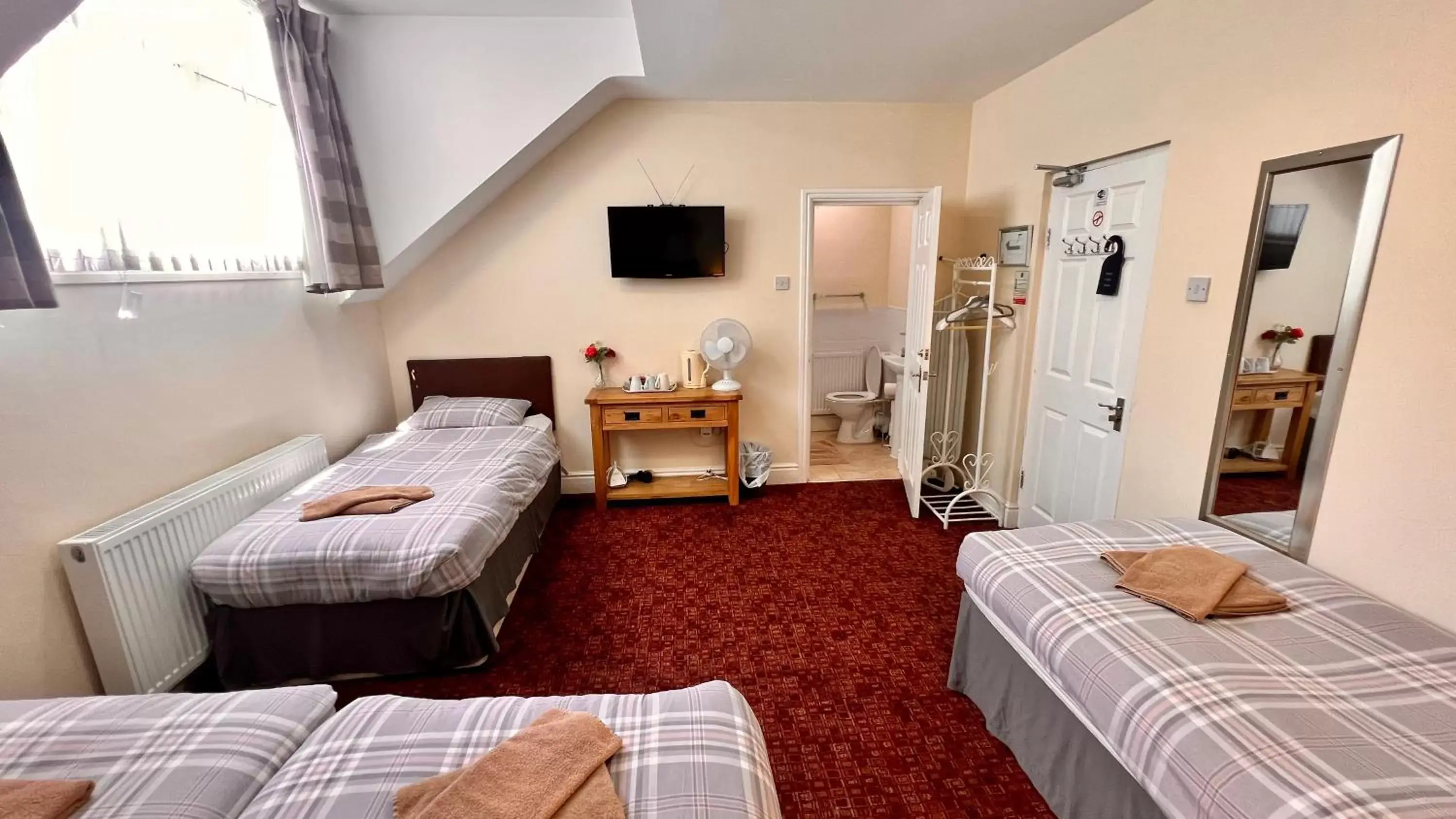 Photo of the whole room, Bed in The Cabbage Hall Hotel