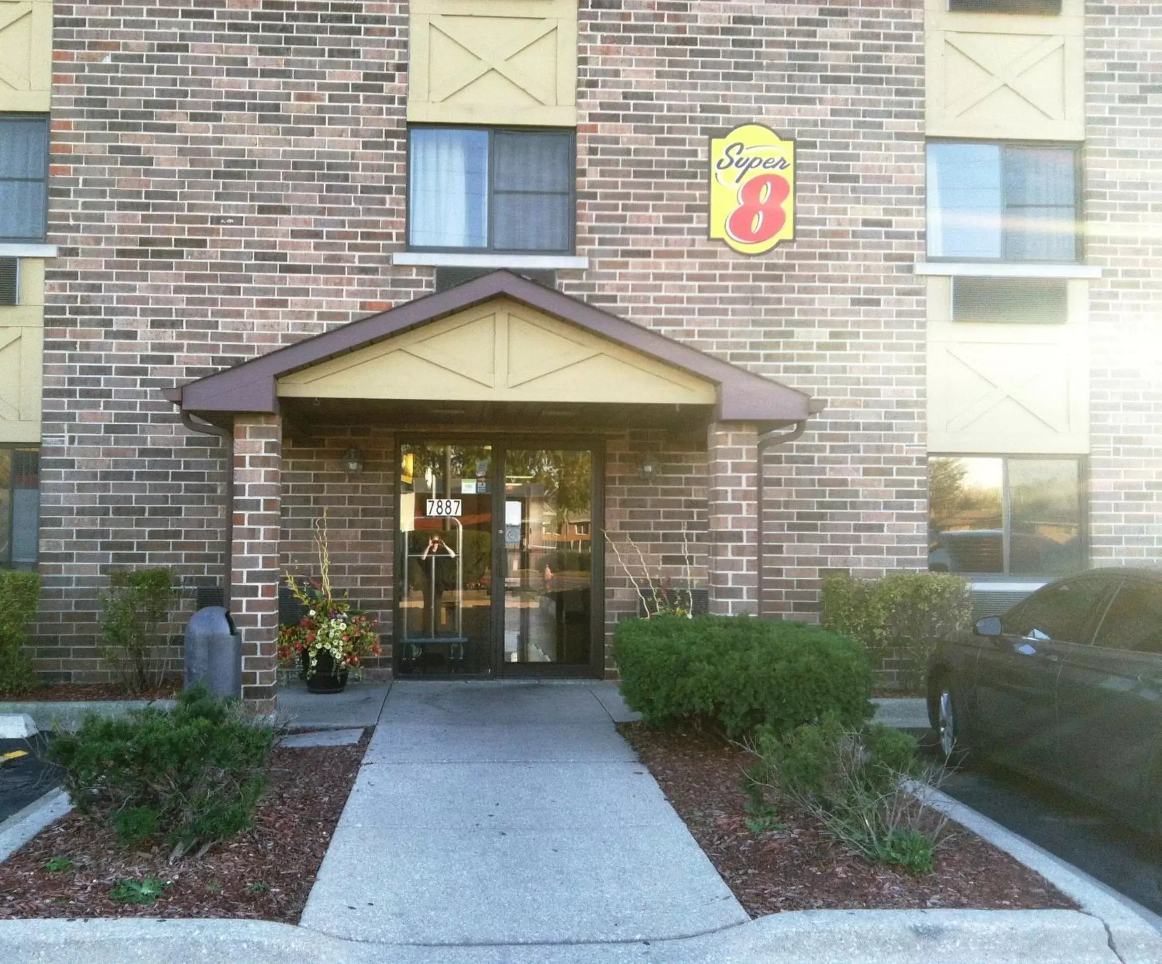 Facade/entrance in Super 8 by Wyndham Bridgeview/Chicago Area