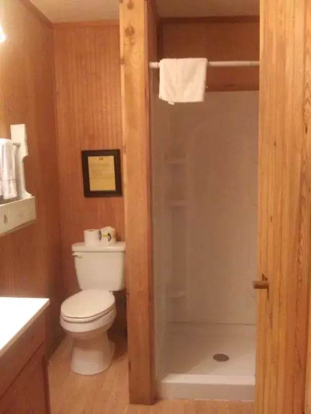 Bathroom in Whispering Creek Lodging & RV Resort