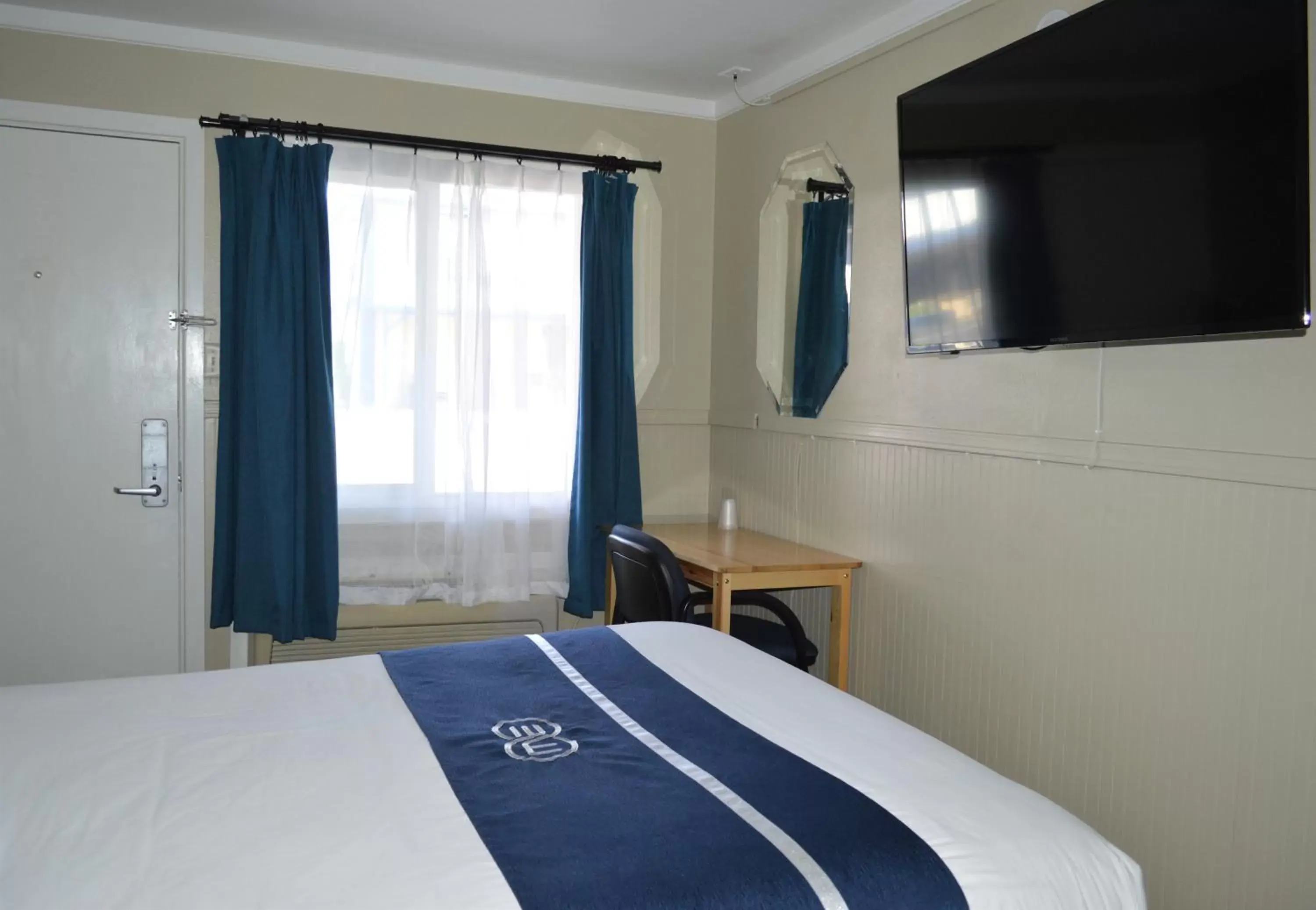 Bed, TV/Entertainment Center in Omeo Suites Glass Beach