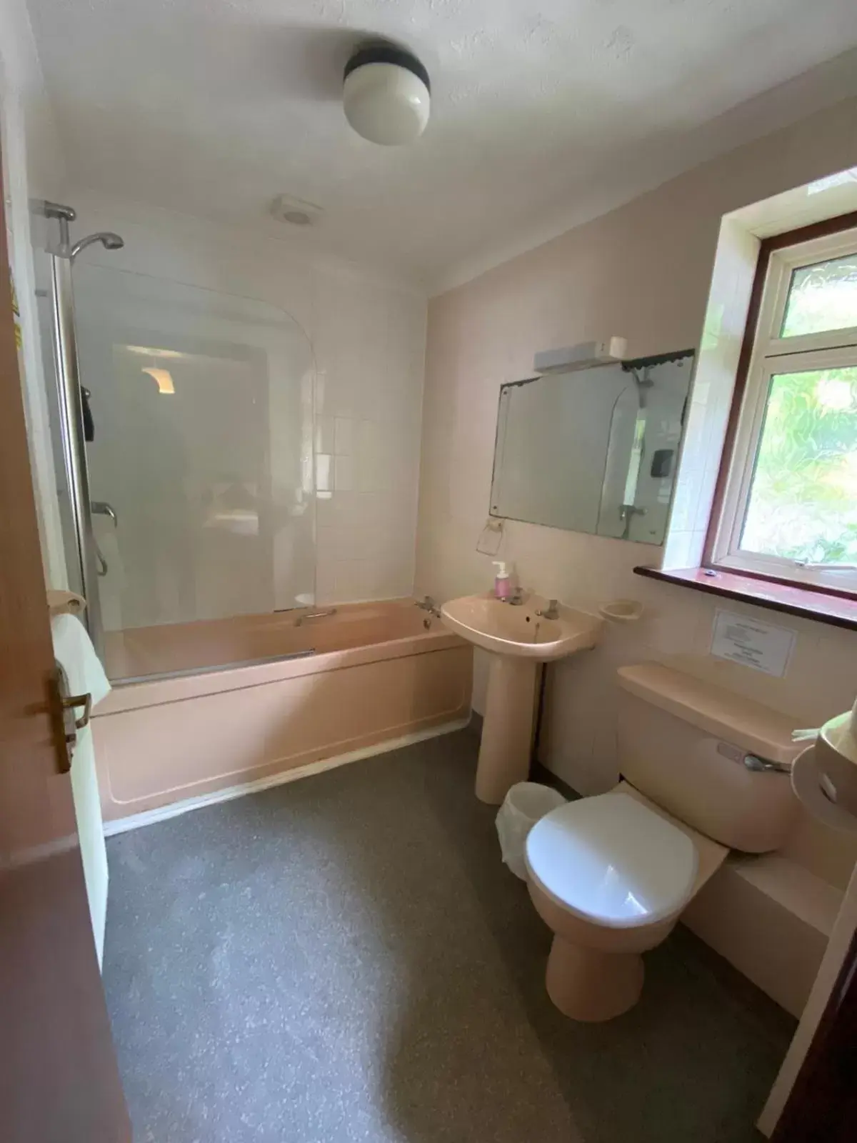 Bathroom in Little Foxes Hotel & Gatwick Airport Parking