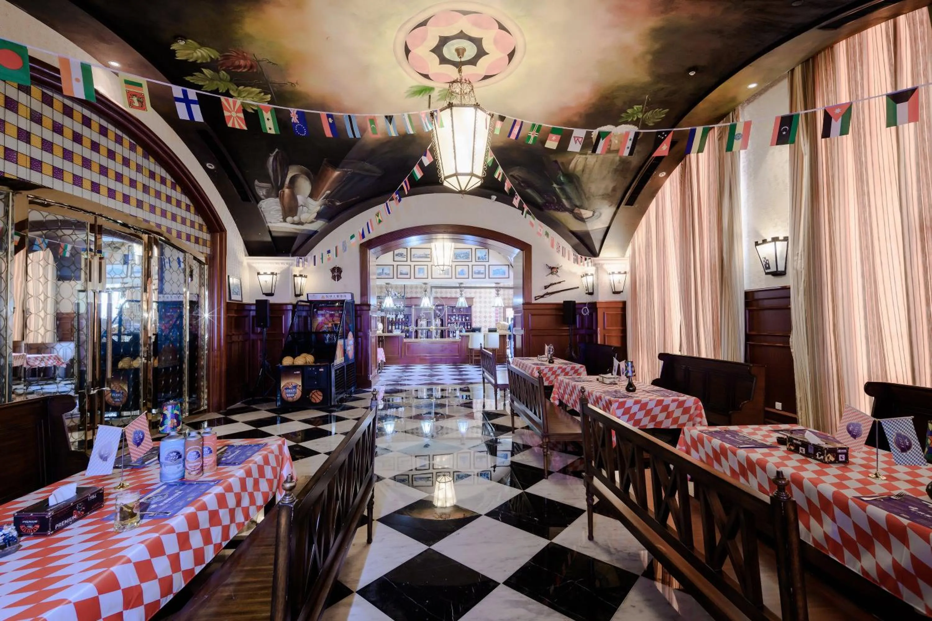 Lounge or bar in Crowne Plaza Ocean Spring Resort by IHG