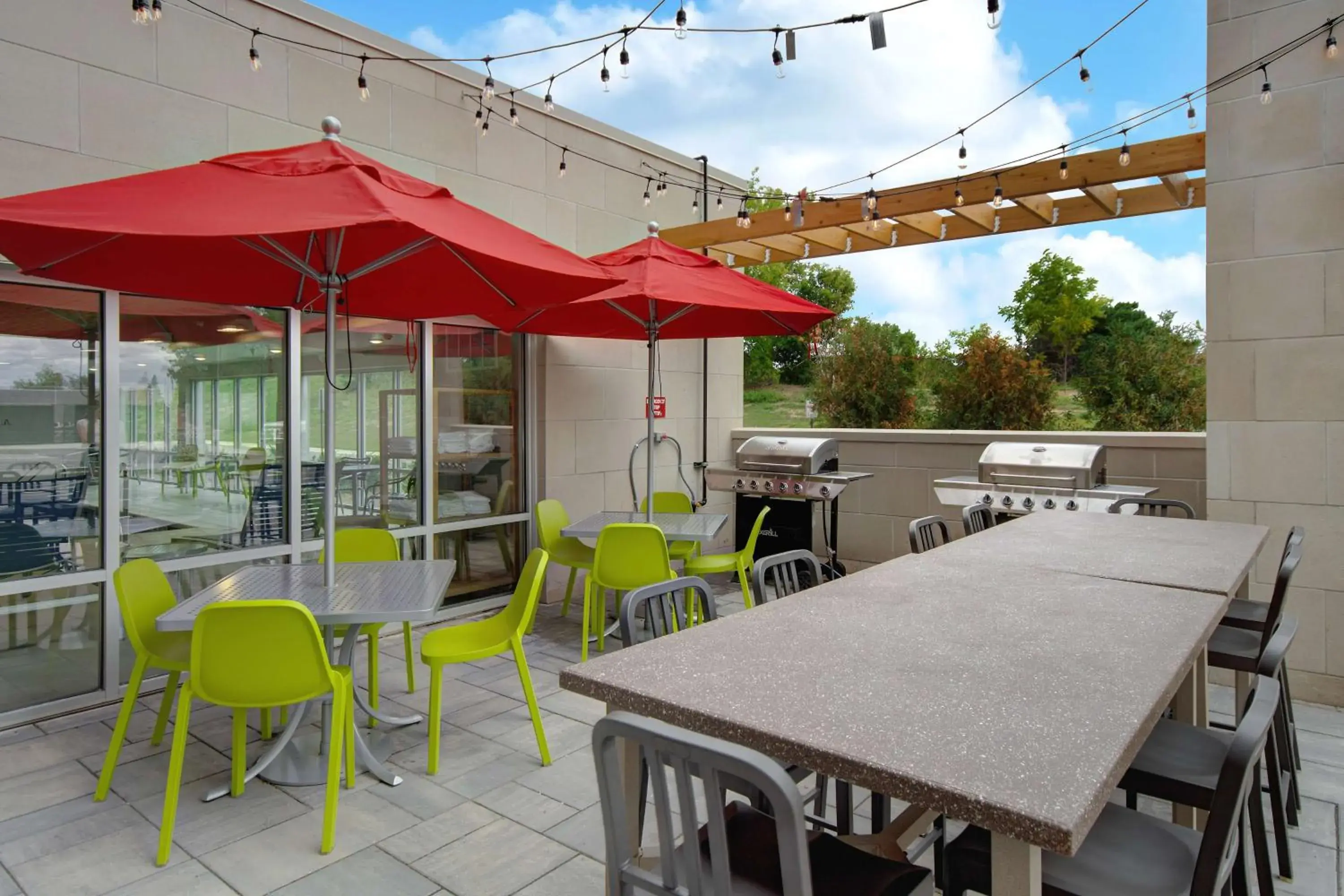 Patio, Restaurant/Places to Eat in Home2 Suites By Hilton Grand Rapids Airport